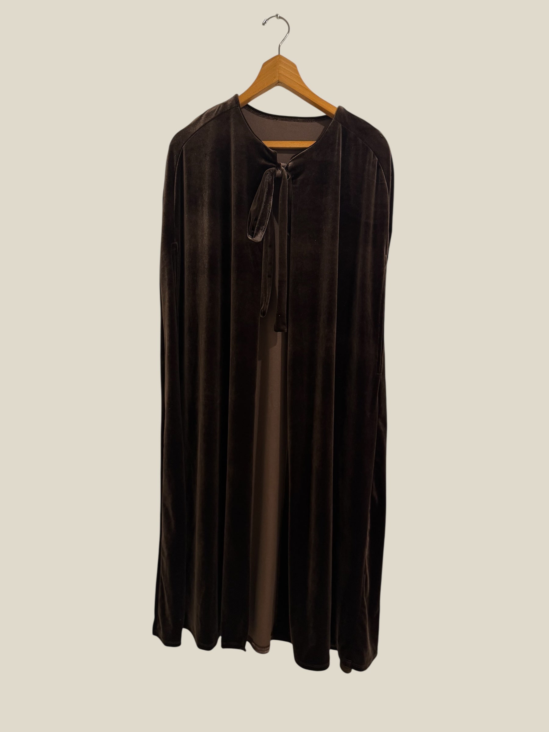 Capa, terciopelo, invitada, chocolate, boda, Marcela & co