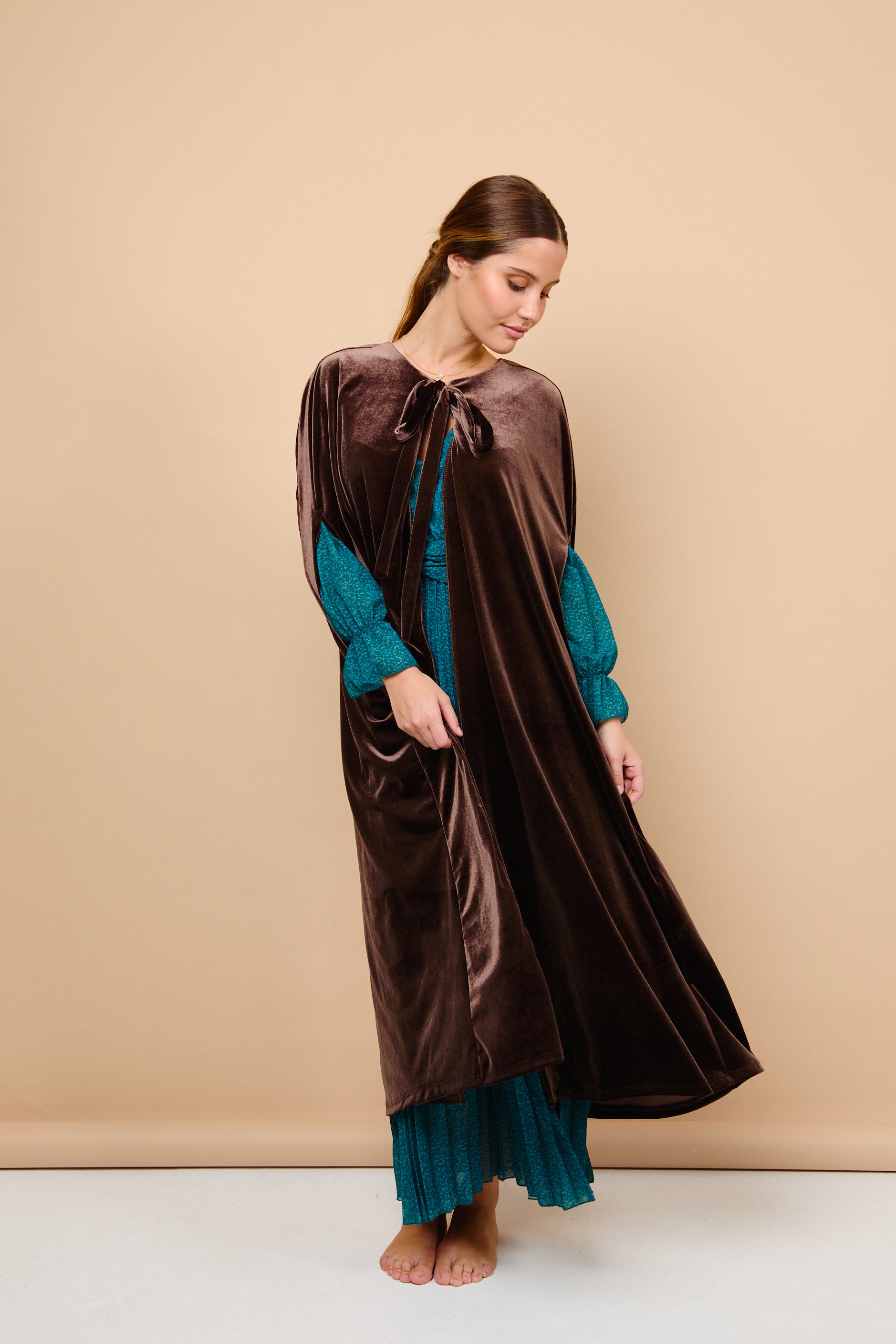 Capa, terciopelo, invitada, boda, chocolate, marcela and co