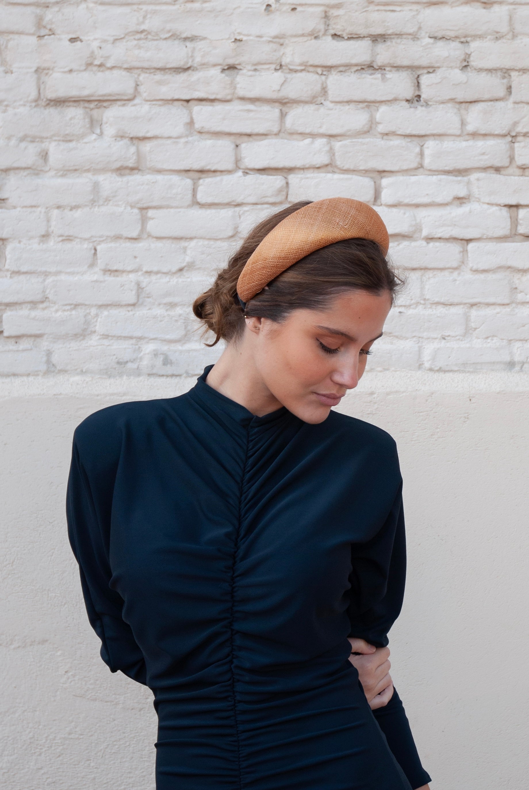 Diadema Roca de sinamay camel