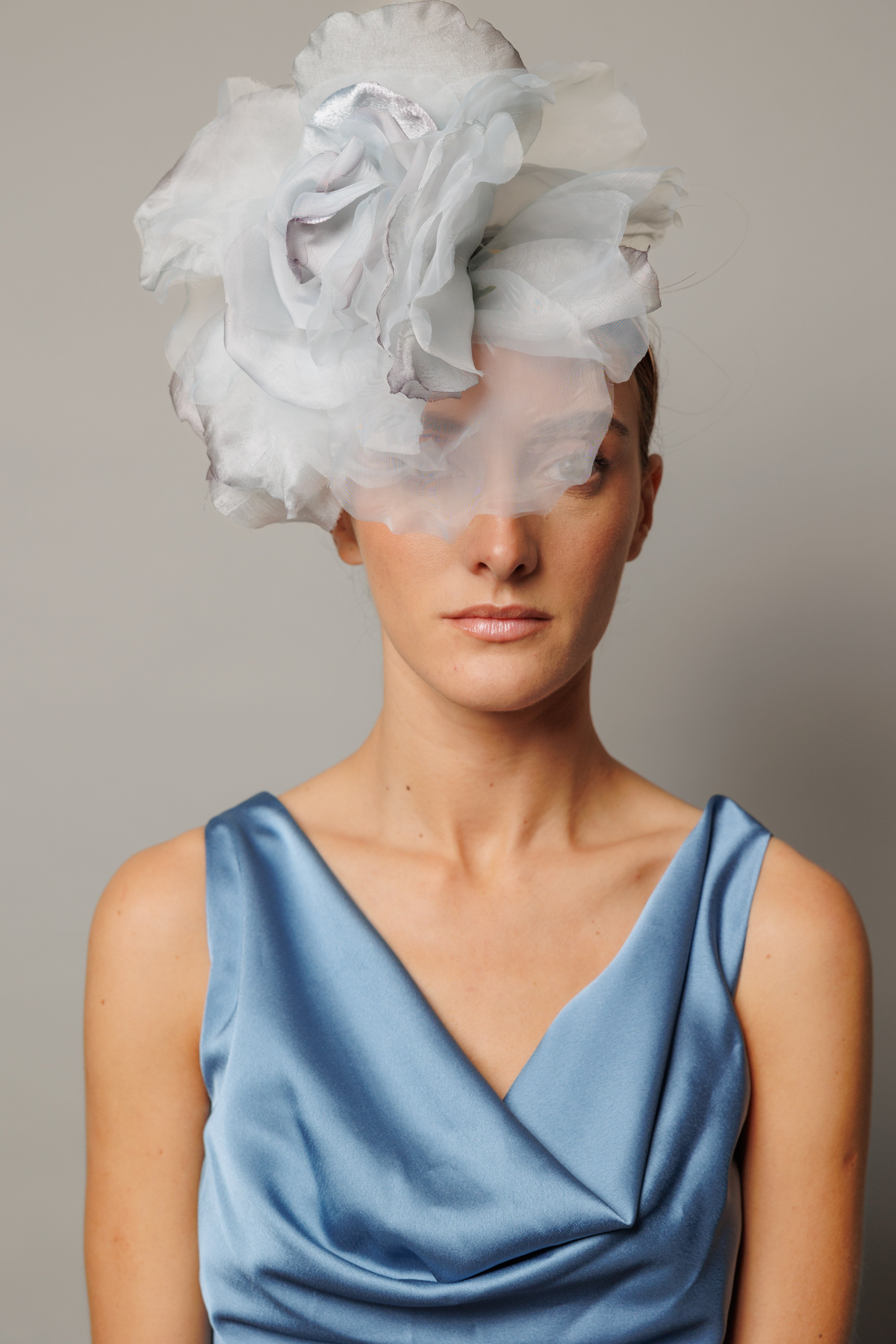 Tocado Raimunda azul bebé