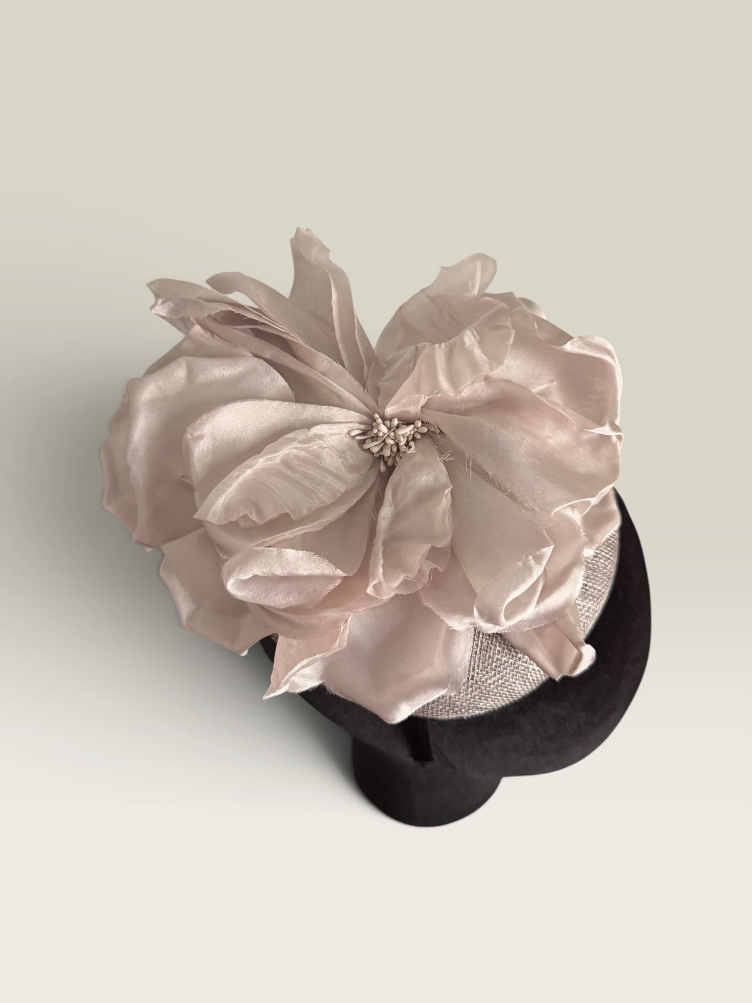 Tocado Agnes gris