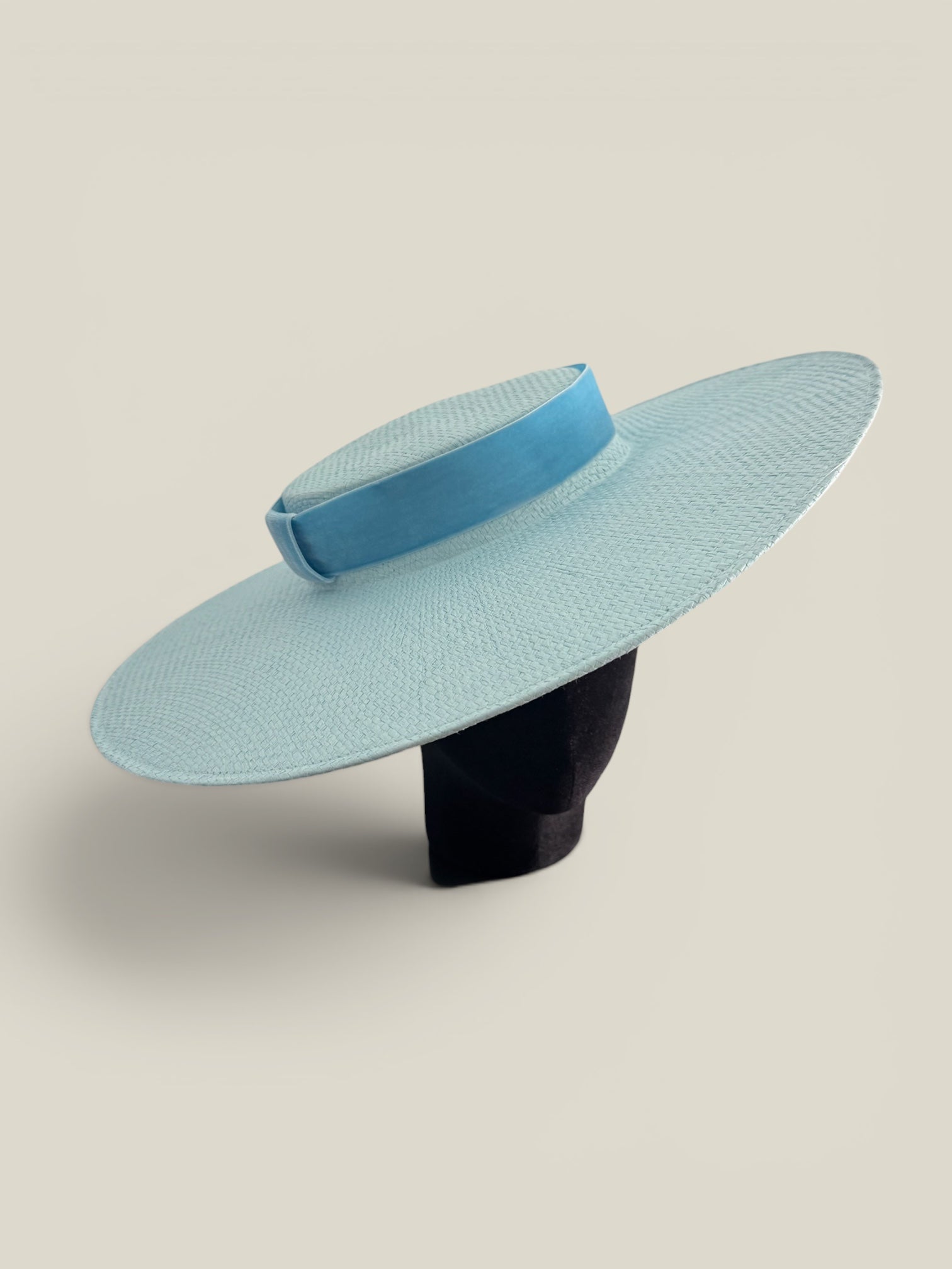 Canotier Amazona azul con cinta de terciopelo