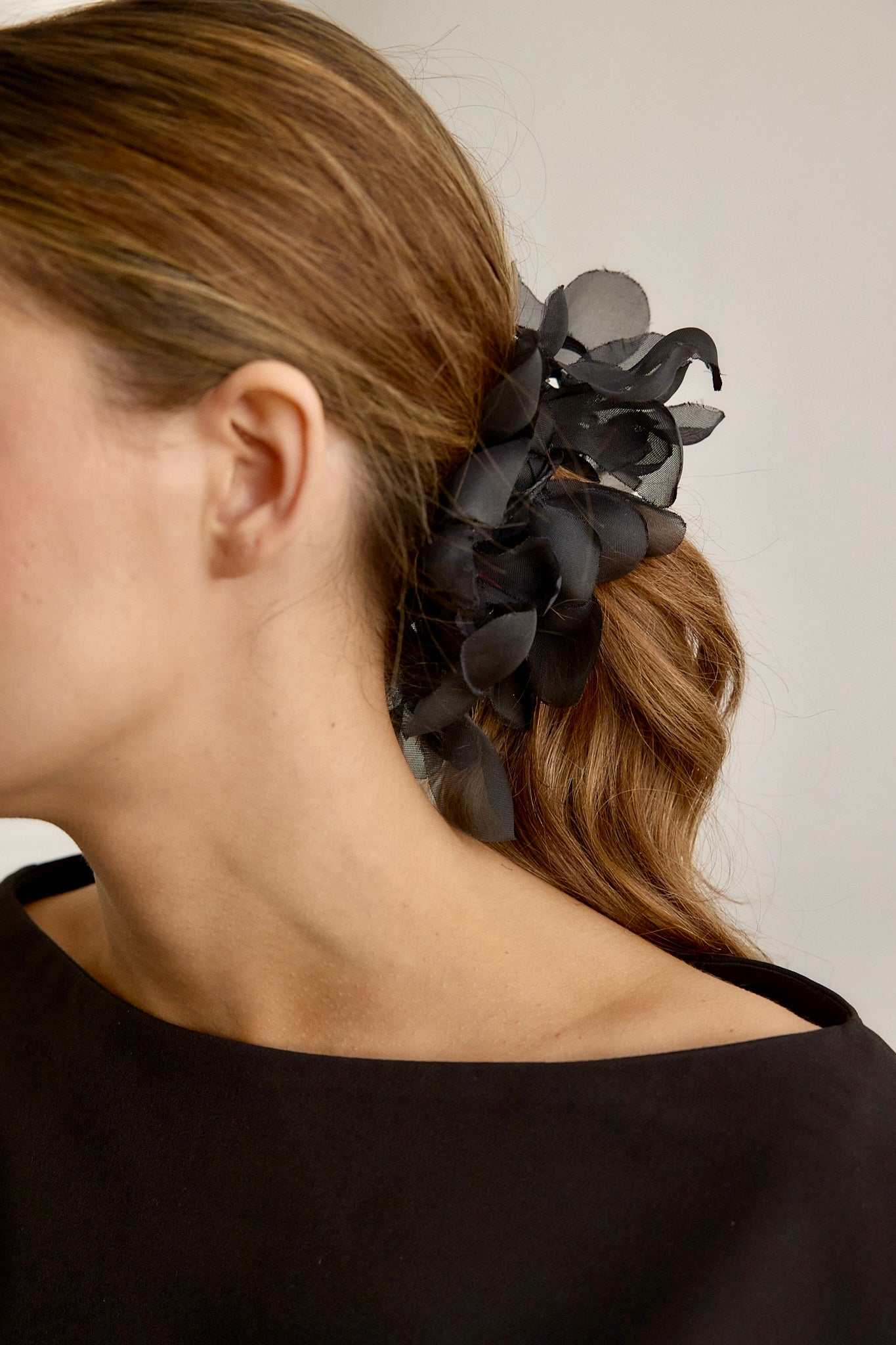 Tocado Pétalos negro