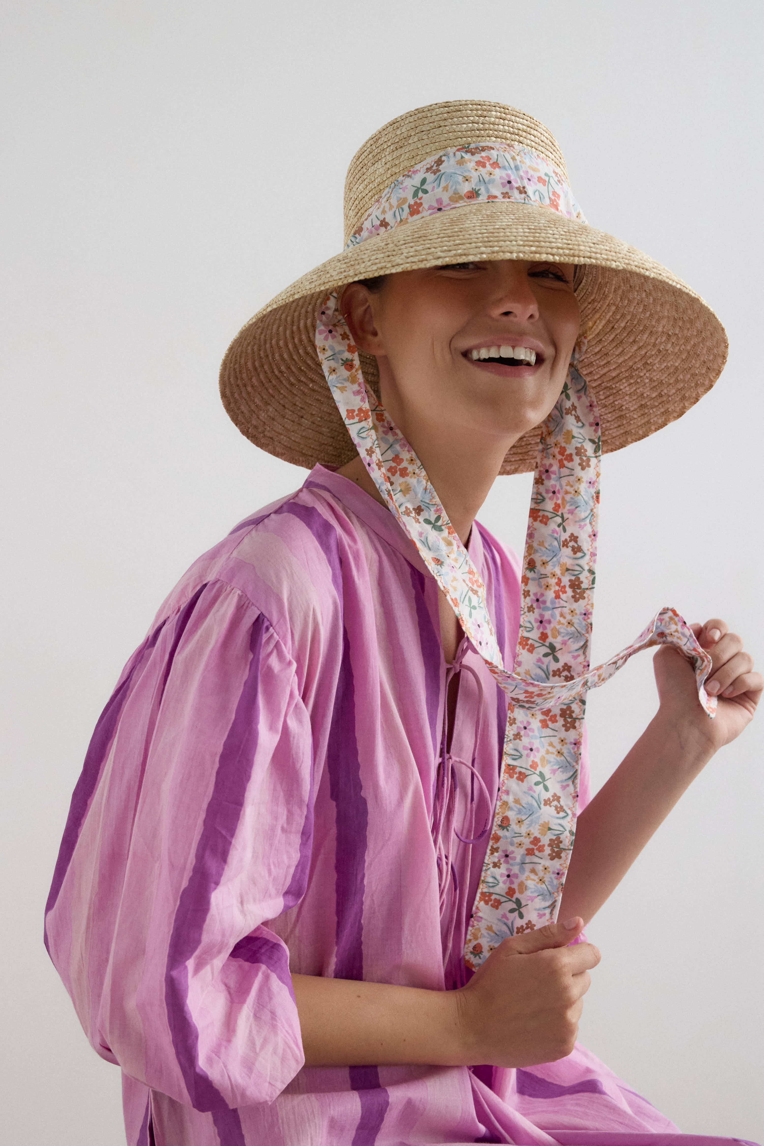 Pamela Audrey beige con cinta de flores