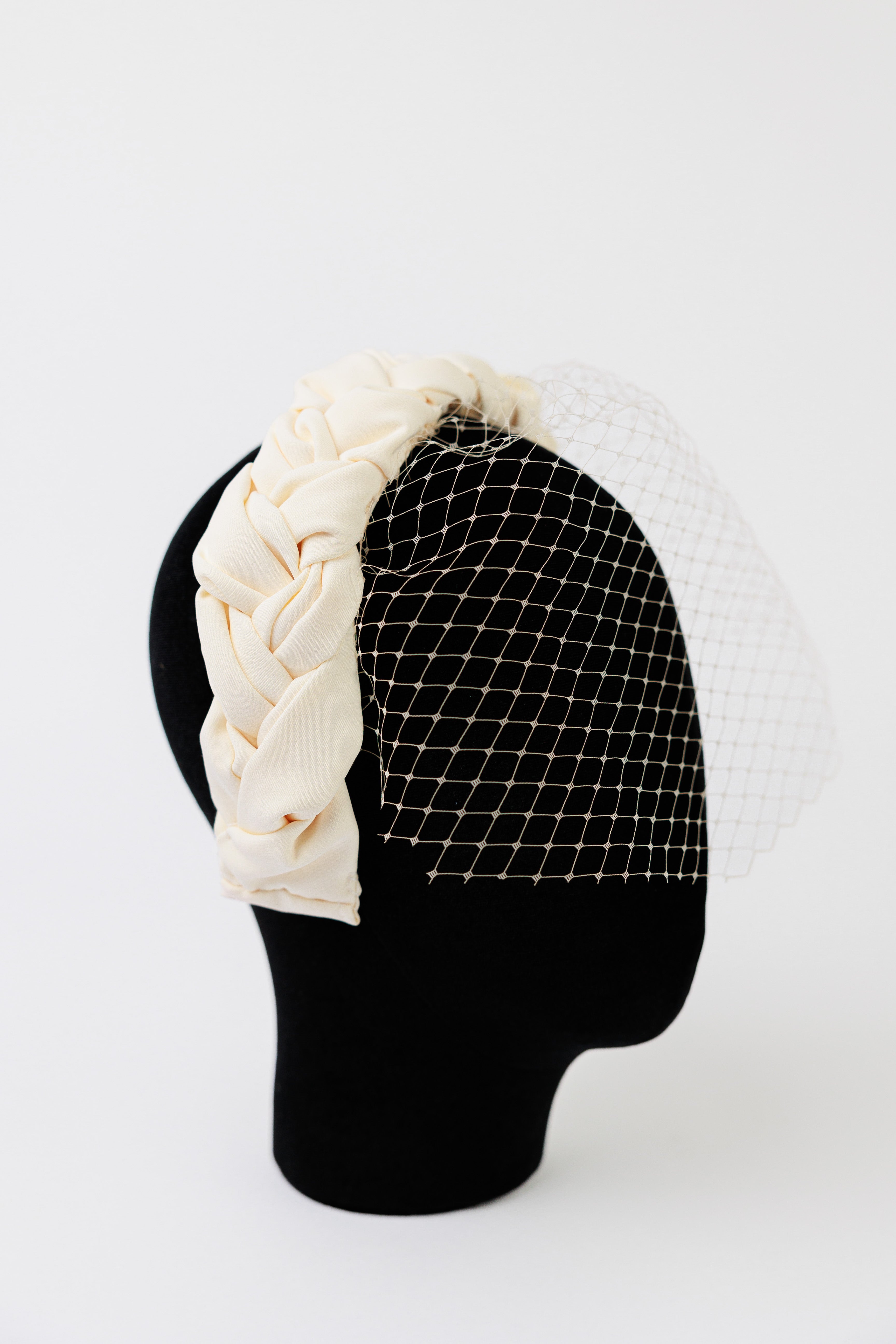 Diadema Infanta blanca de crepe