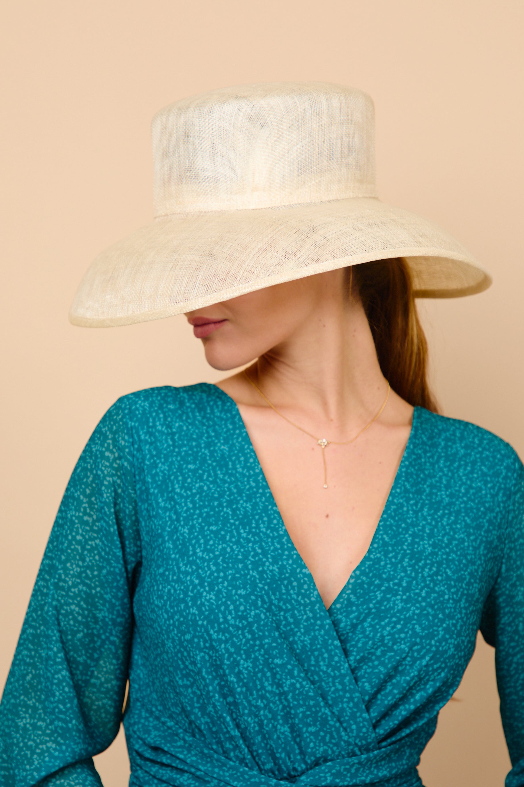 Pamela, acampanada, sinamay, beige, marcela and co