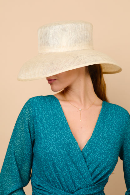 Pamela, acampanada, sinamay, beige, marcela and co