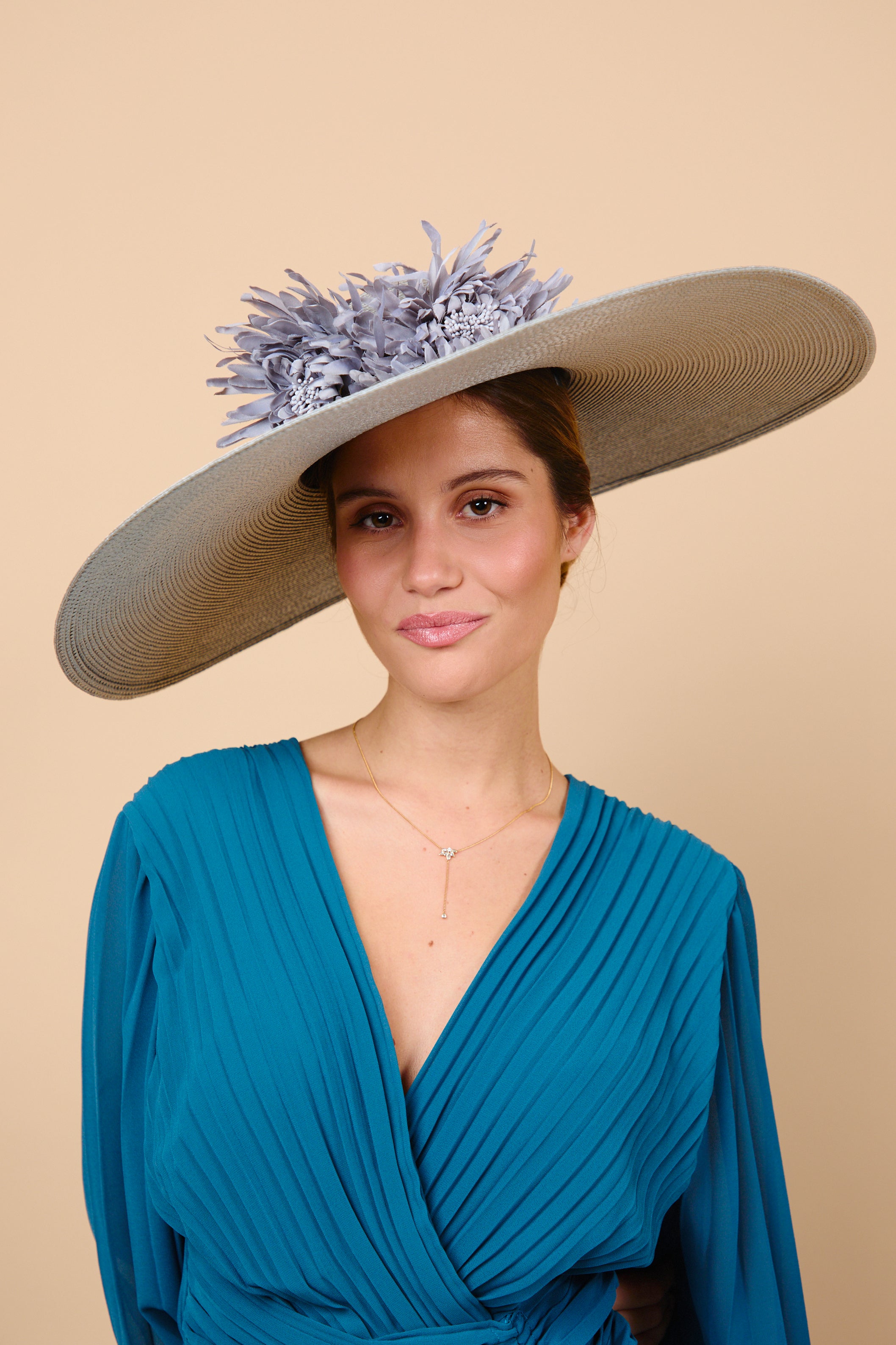 Pamela, gris, flores, invitada, boda, Marcela & co