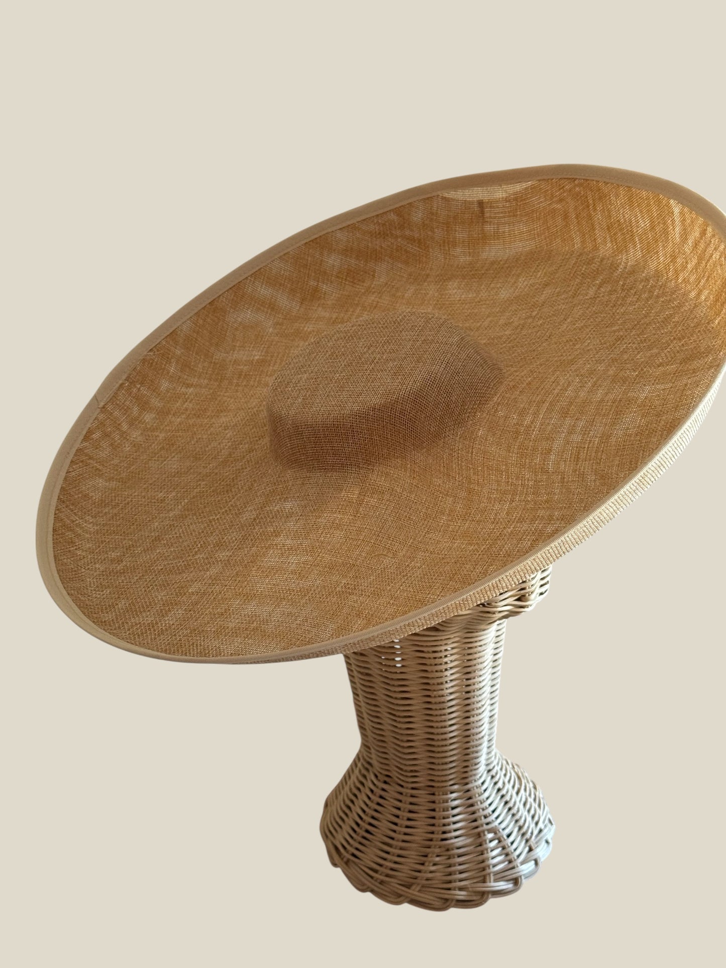 Pamela, grande, holanda, camel, invitada,boda, Marcela & co