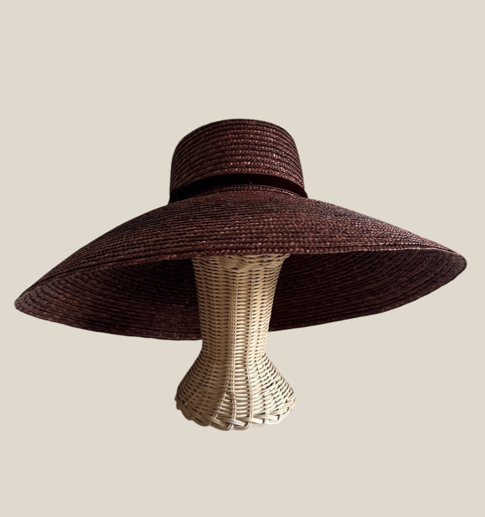 Pamela, paja, acampanada, marrón, invitada, boda, marcela & co