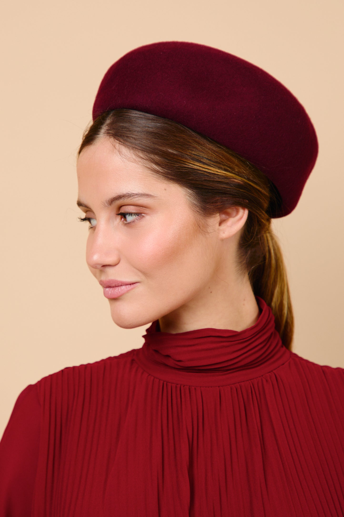 Pillbox, tocado, casquete, lana, burdeos, invitada, Marcela & co