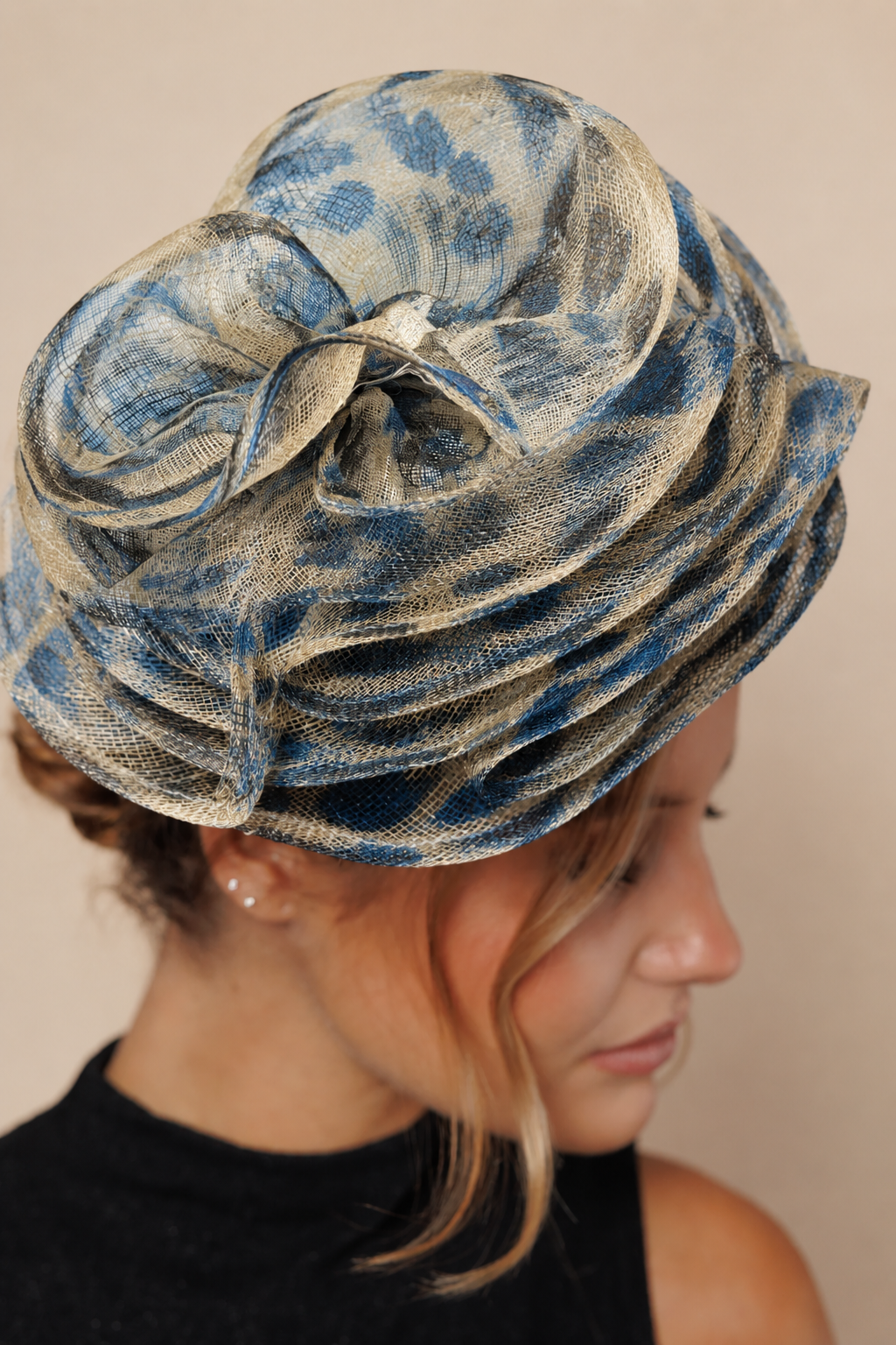 Tocado Tiere beige y azul