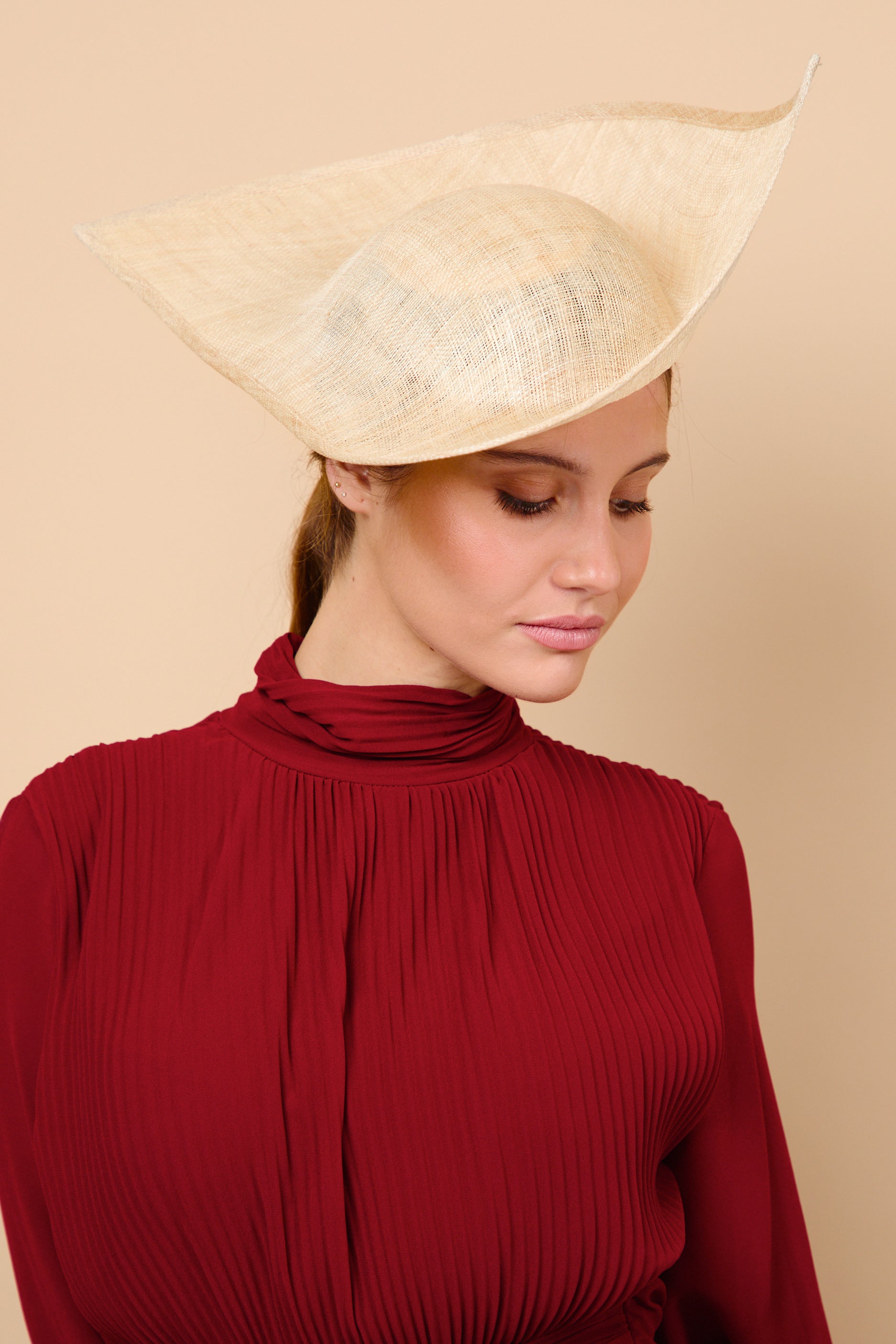 Tocado, sinamay, beige, invitada, boda, marcela and co