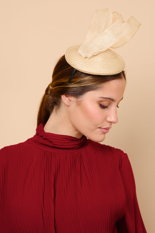 Tocado, lazo, beige, invitada, boda, marcela and co