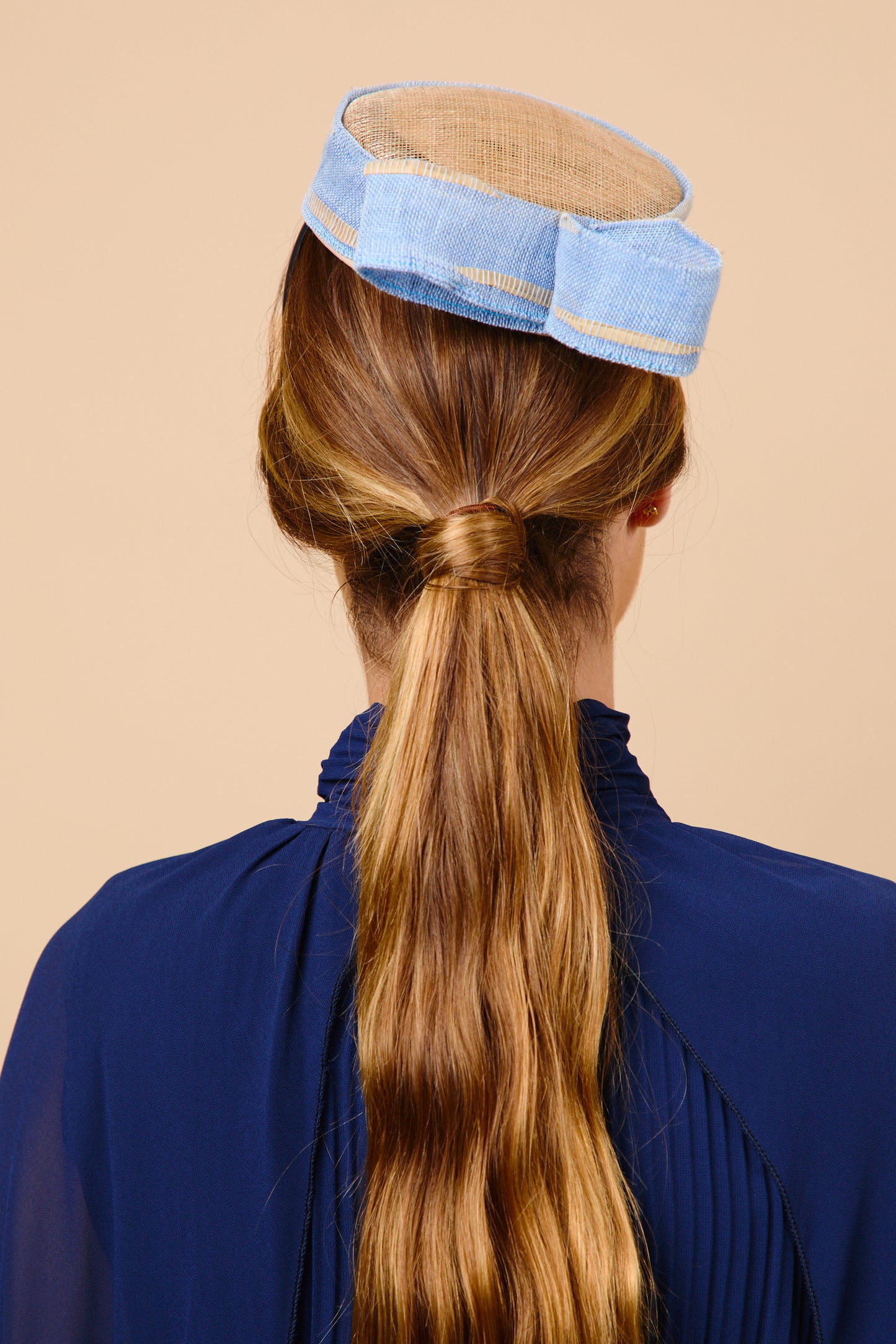 Tocado, pillbox, casquete, azul, camel, lazo, marcela and co