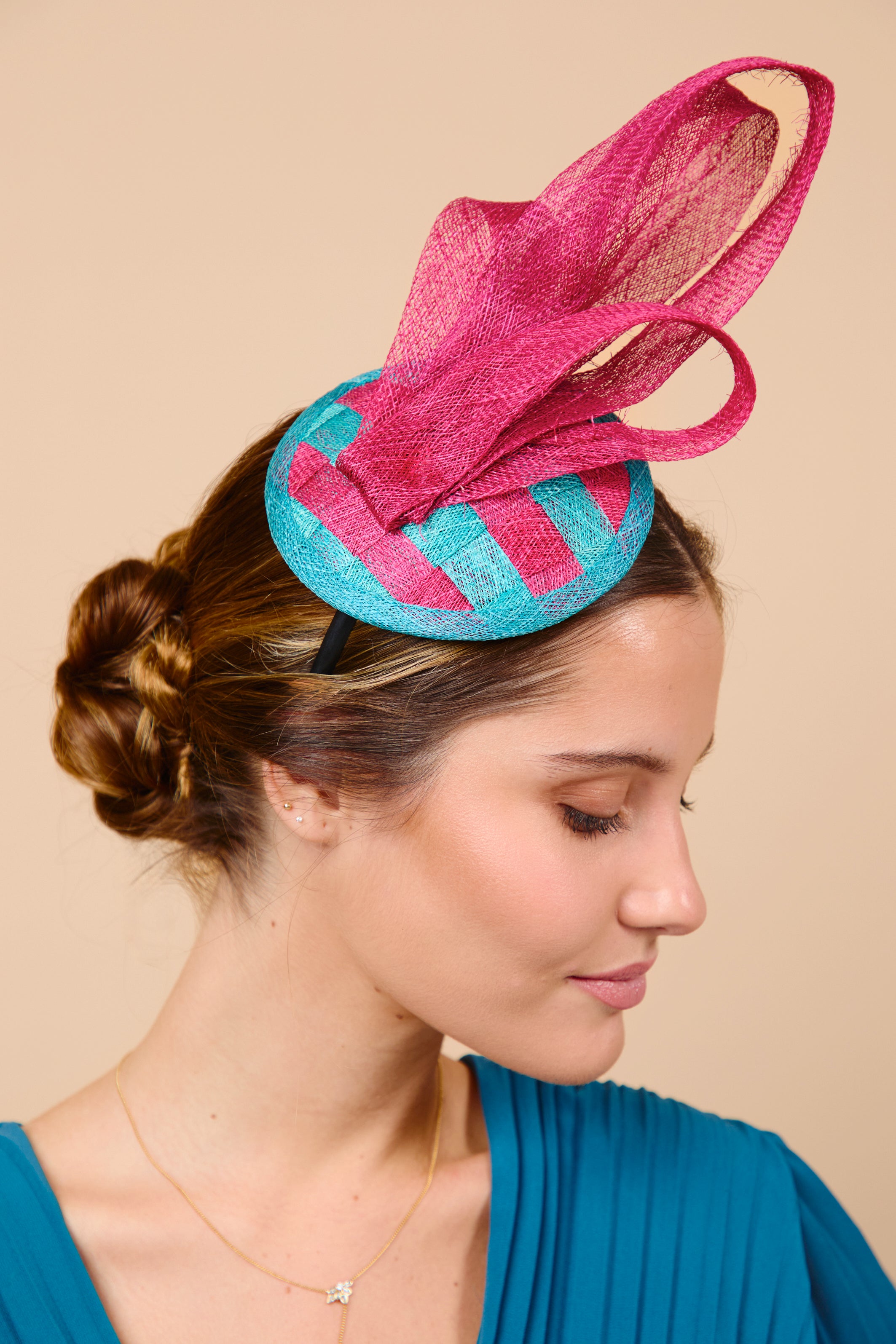 Tocado, sinamay, aguamarina, buganvilla, invitada, boda, Marcela & co