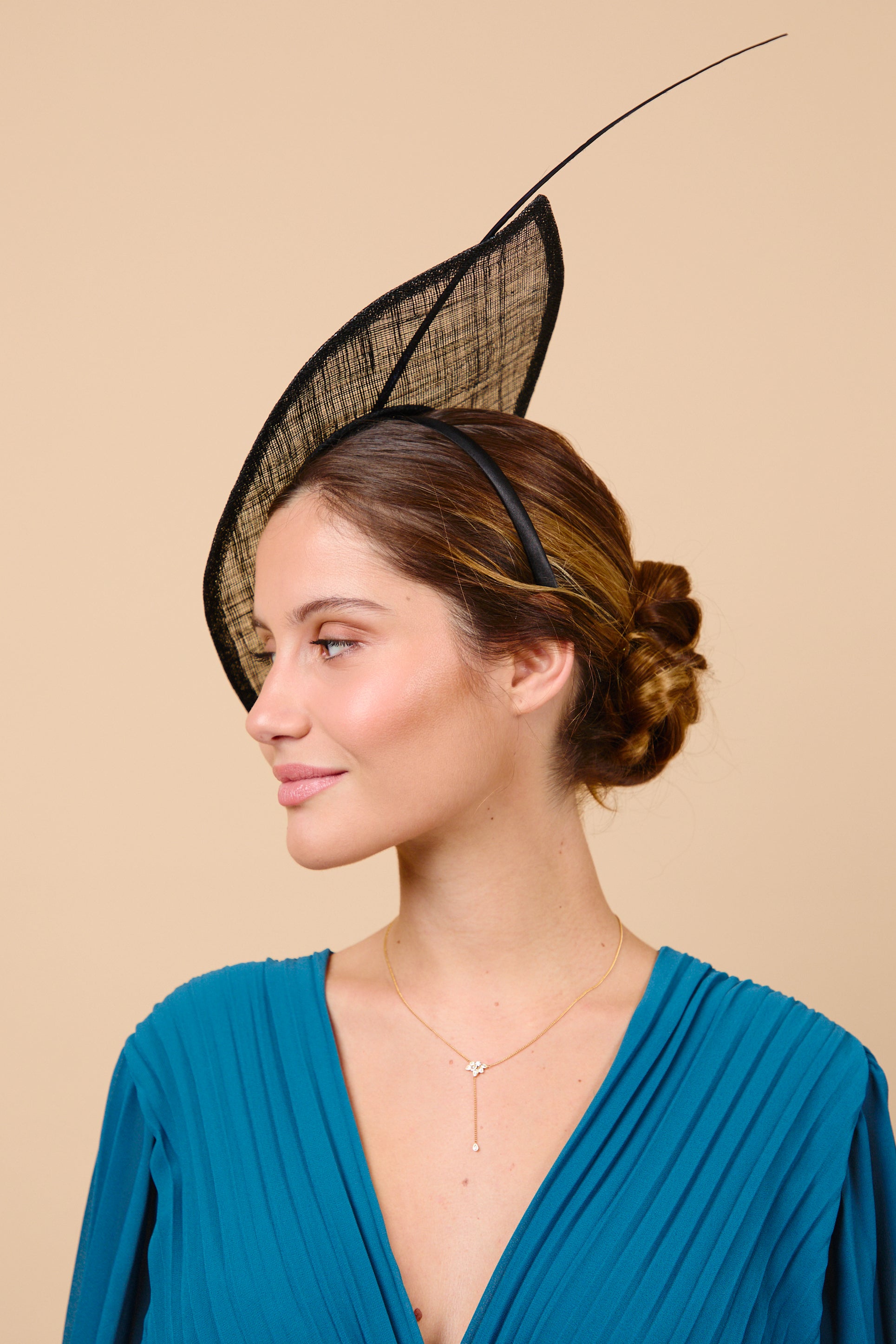 Tocado, sinamay, hoja, negra, raqui, invitada, boda, Marcela & co