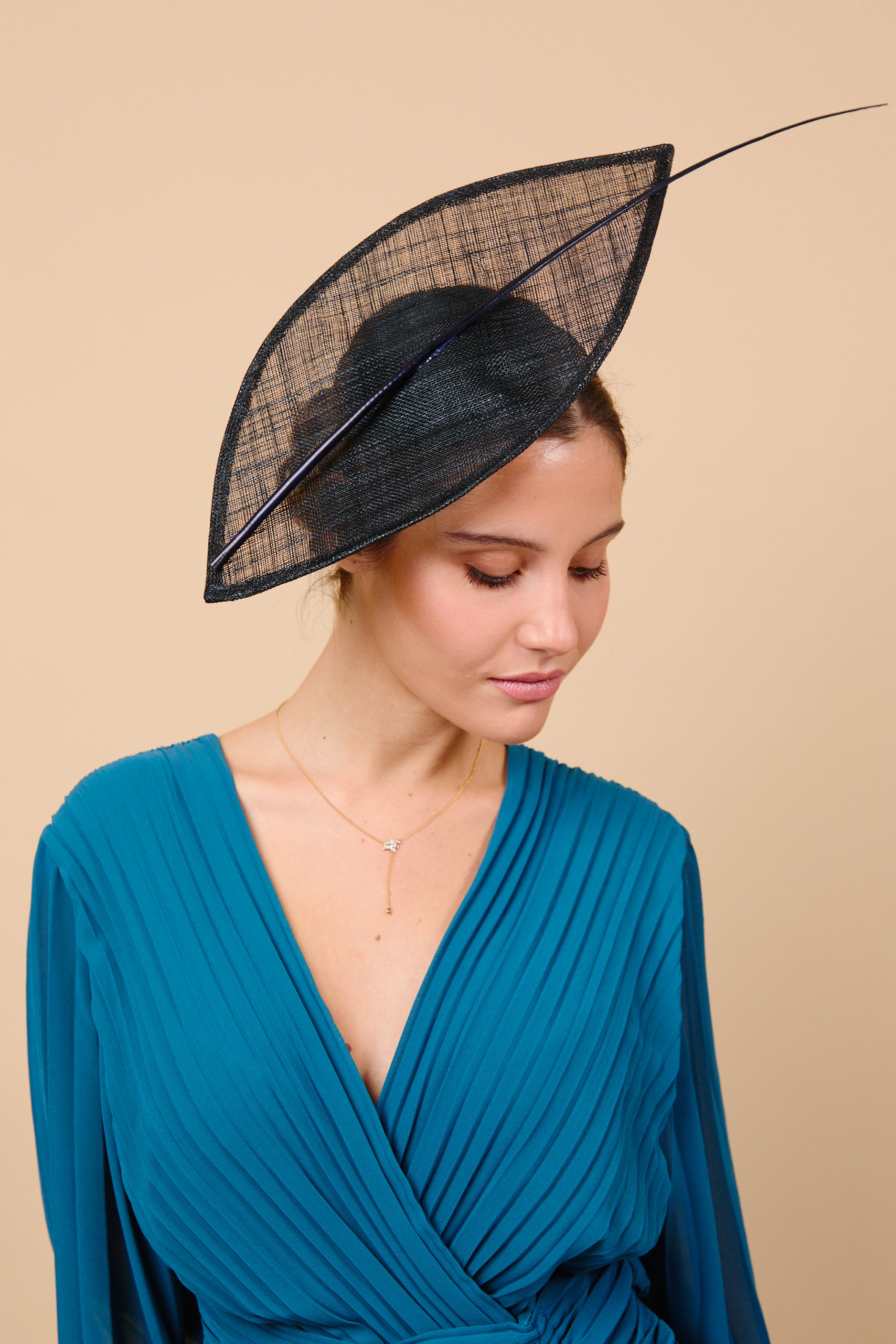 Tocado, sinamay, hoja, negro, invitada, boda, Marcela & co