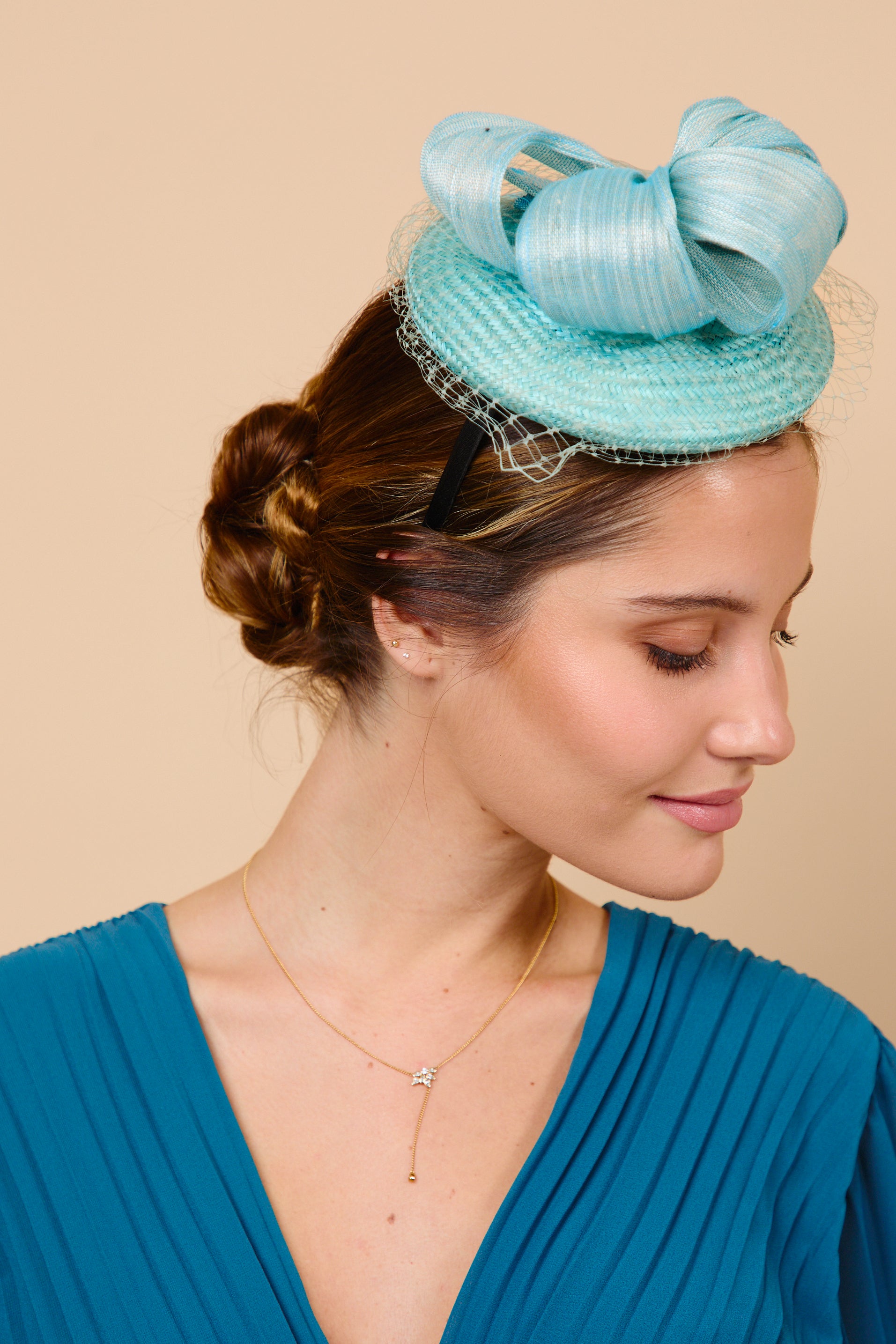 Tocado, sinamay, mini, azul, invitada, boda, Marcela & co