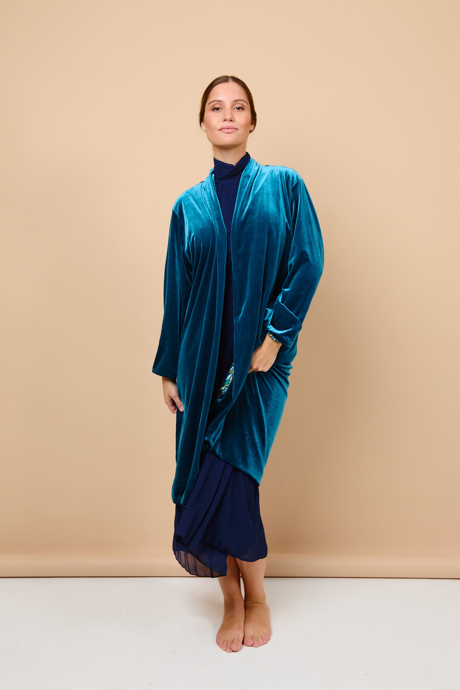 abrigo, terciopelo, aguamarina, invitada, boda, marcela & co