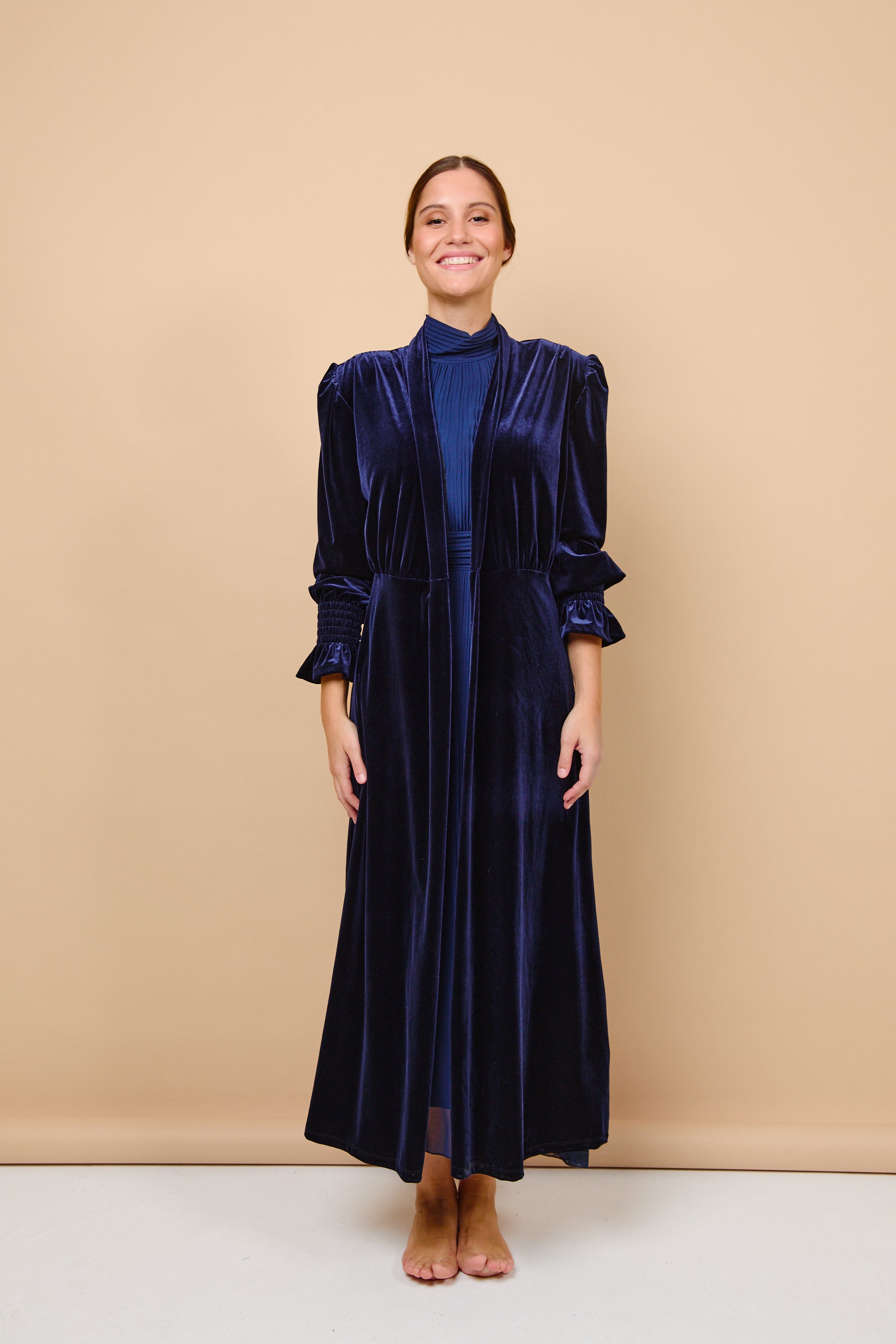 abrigo, terciopelo, marino, invitada, boda, marcela and co