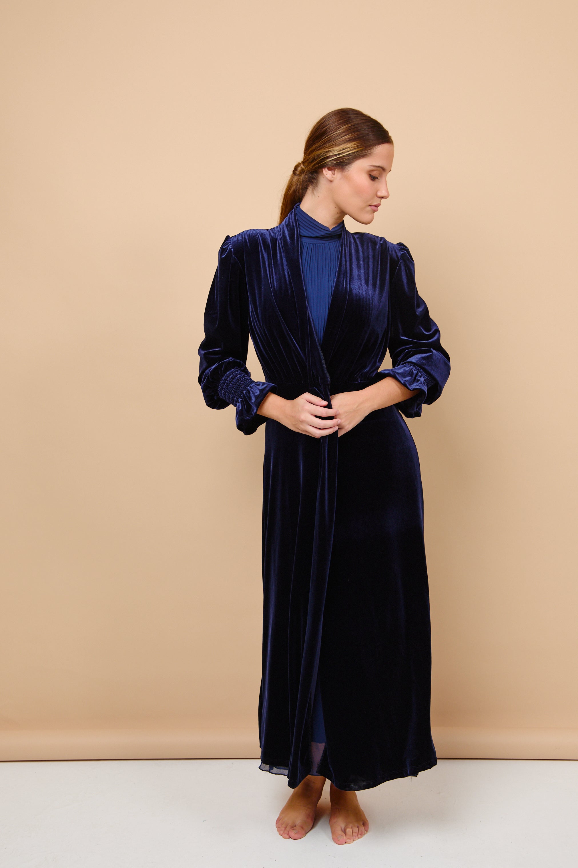 abrigo-terciopelo-marino-invitada-boda-marcela-and-co