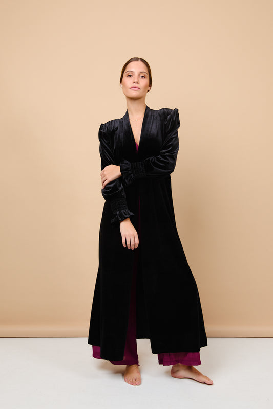 abrigo, terciopelo, negro, invitada, boda, marcela and co