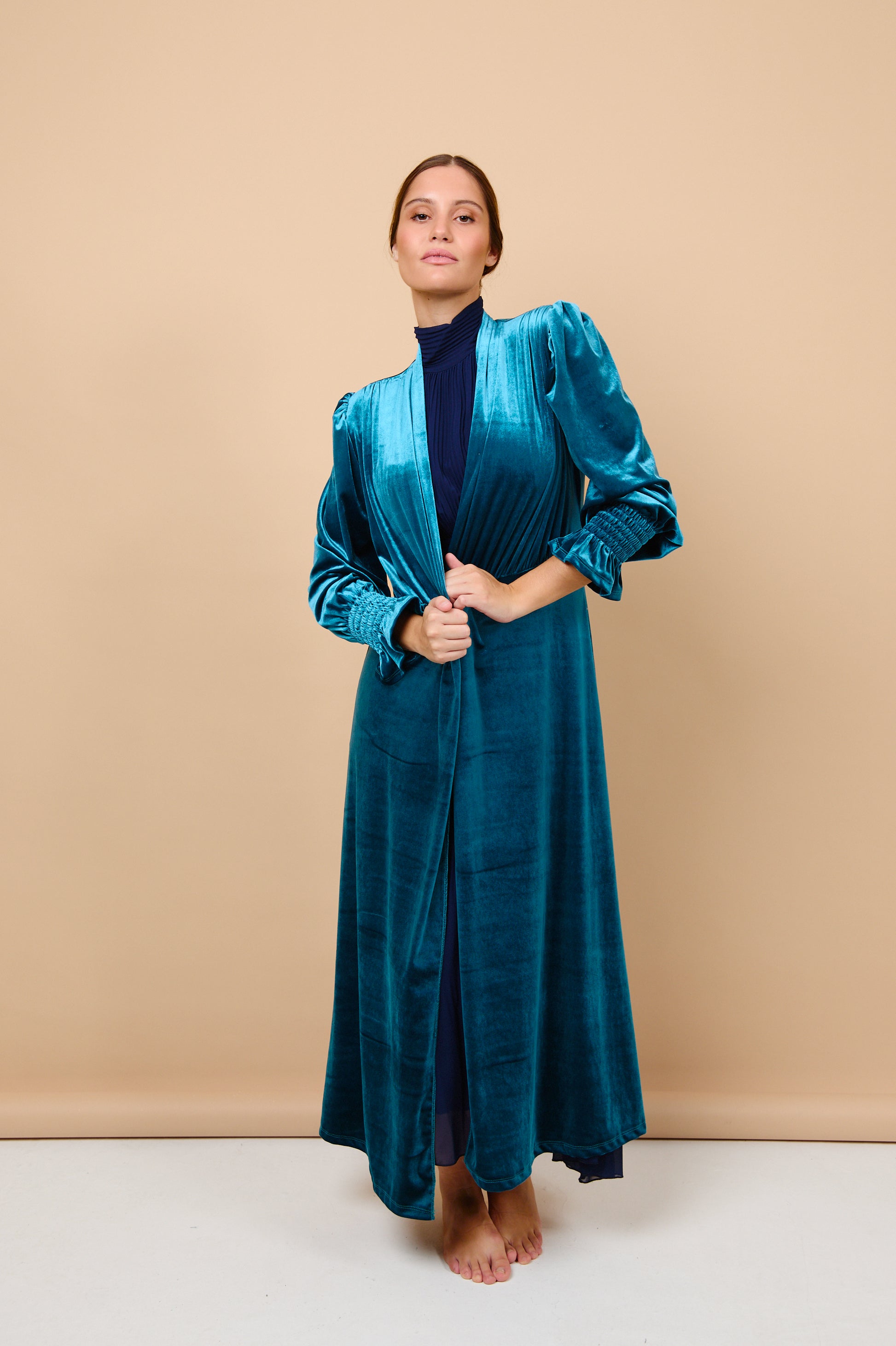 abrigo, terciopelo, petroleo, invitada, boda, marcela and co