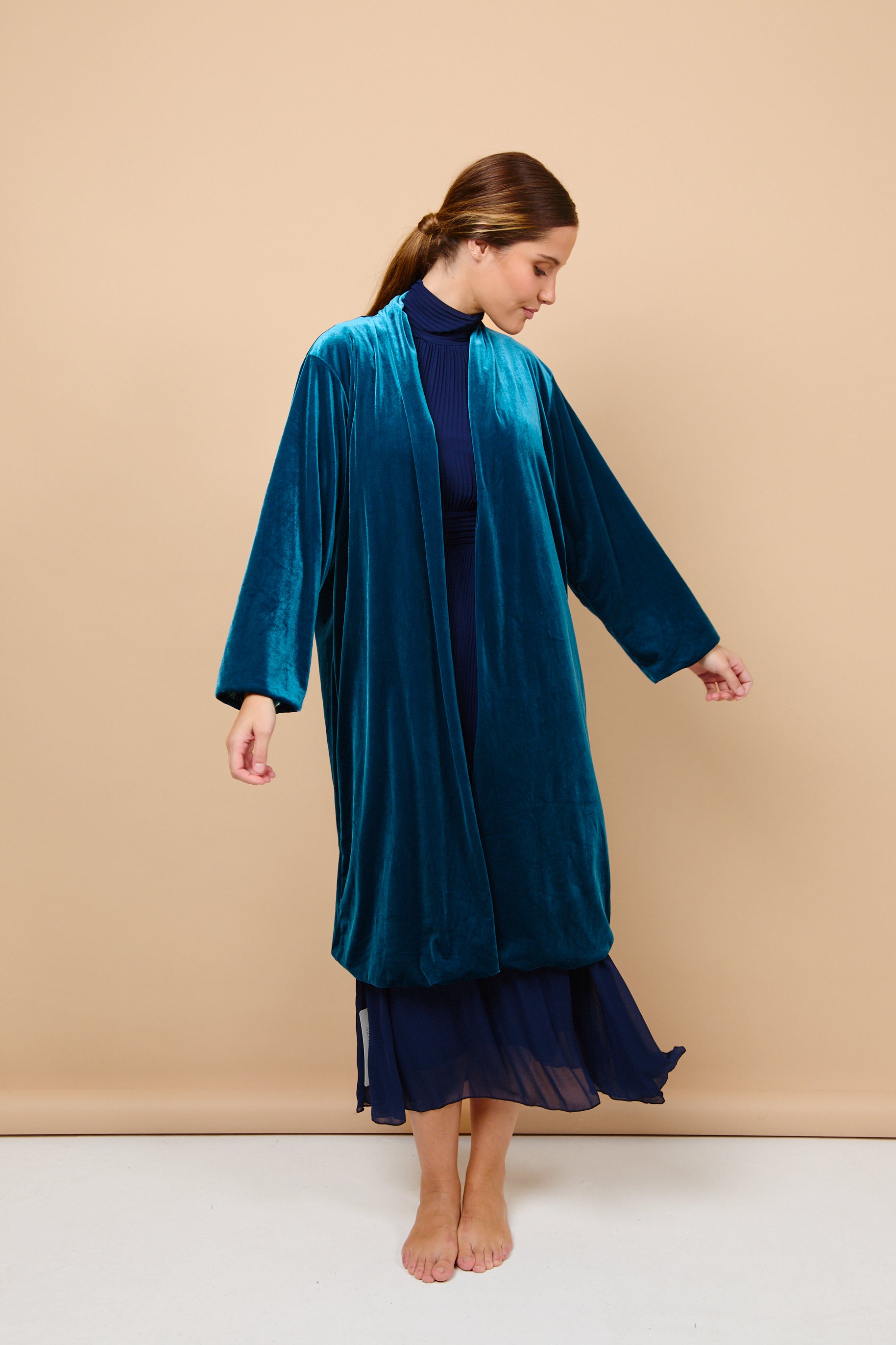 abrigo, terciopelo, verde, agua, invitada, boda, marcela and co