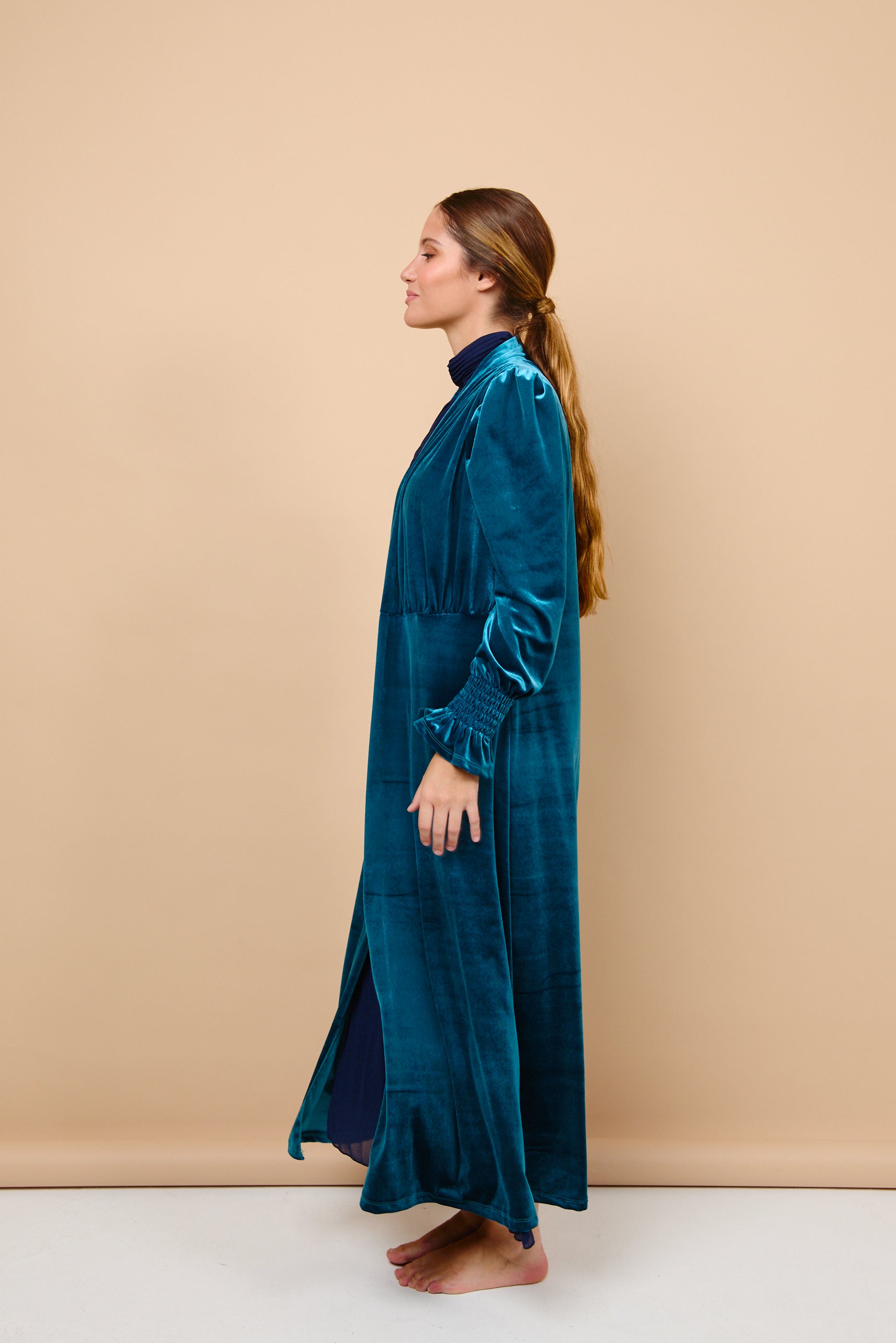 abrigo, terciopelo, verde, invitada, boda, marcela and co