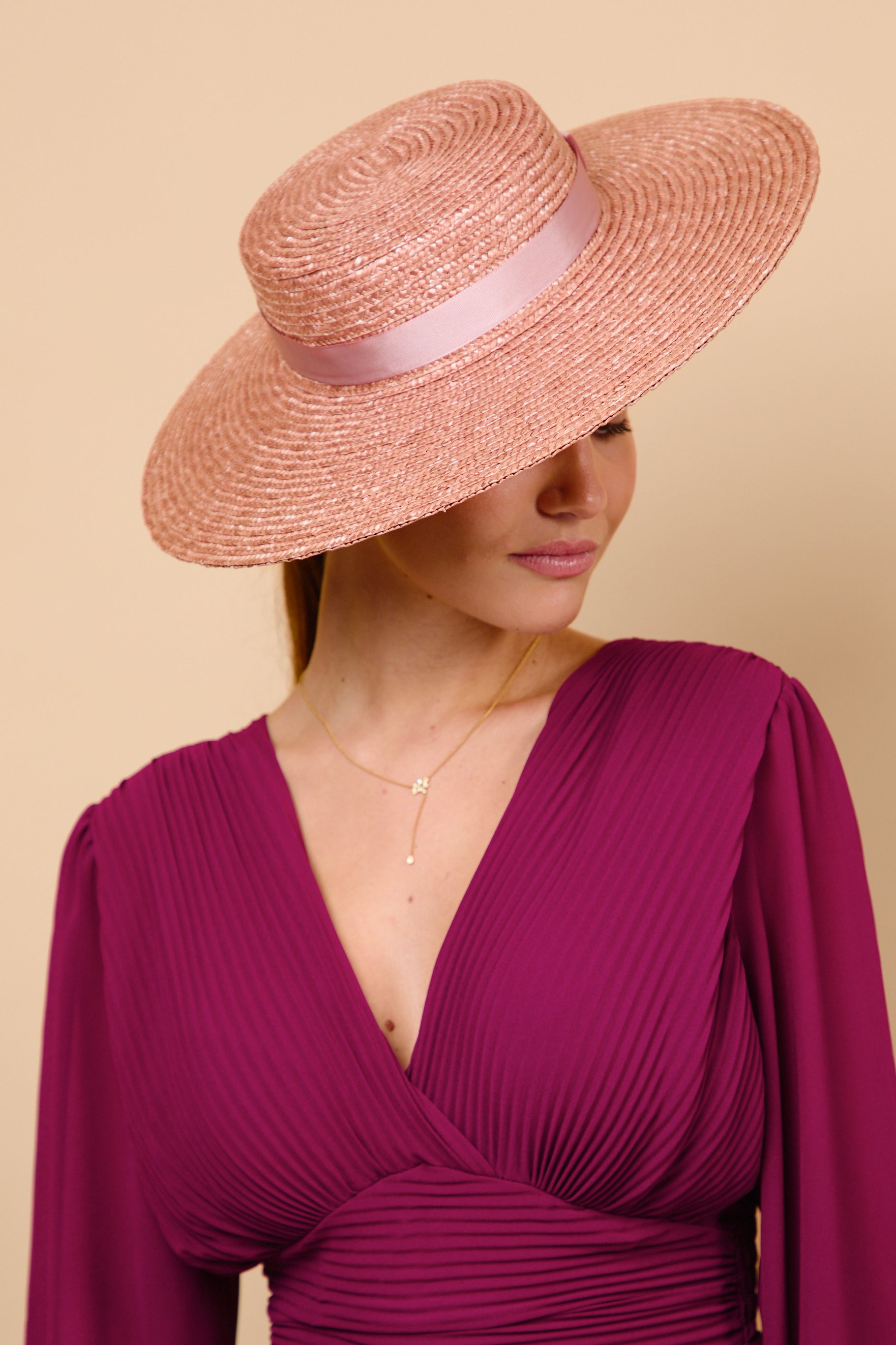 canotier, nude, paja, invitada, boda, marcela and co