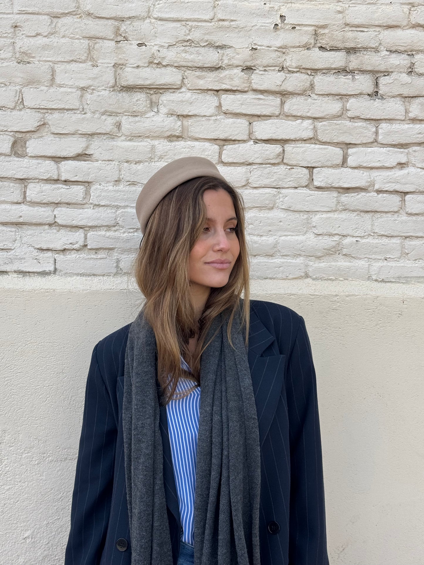 casquete, pillbox, lana, camel, marcela & co