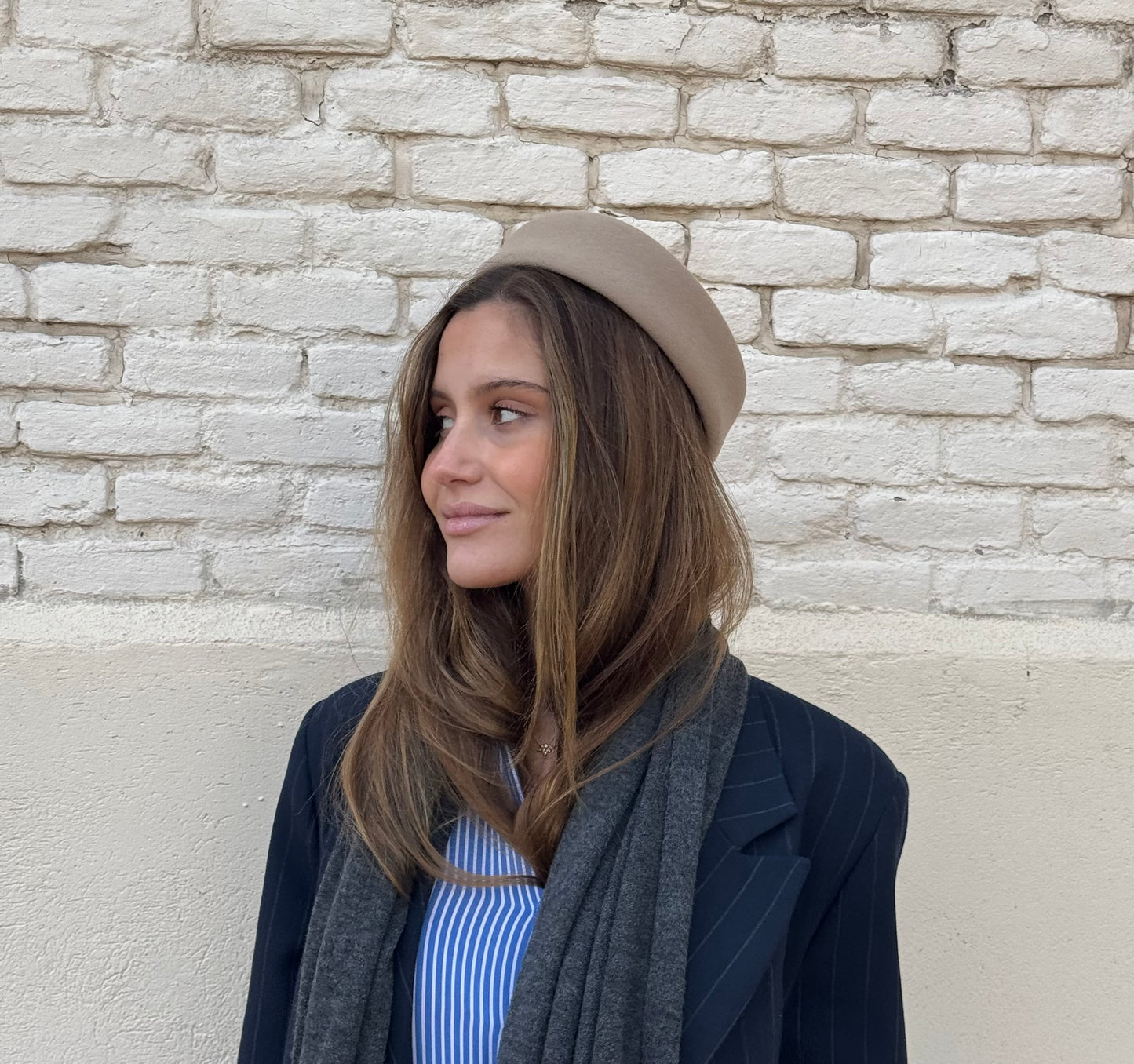 casquete, pillbox, lana, camel, marcela & co