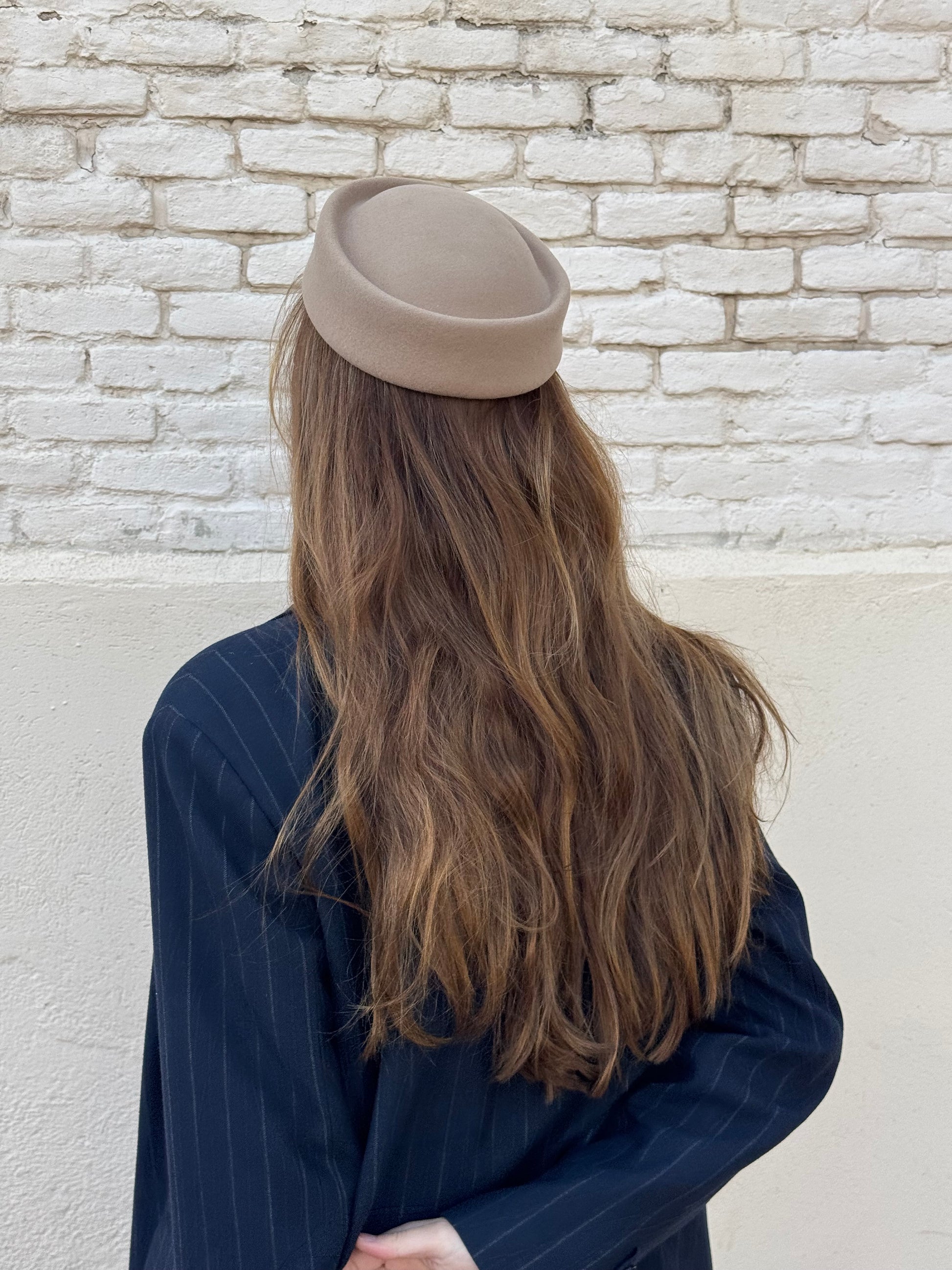 casquete, pillbox, lana, tocado, beige, invitada, marcela & co