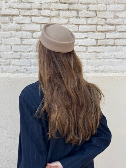 casquete, pillbox, lana, tocado, beige, invitada, marcela & co