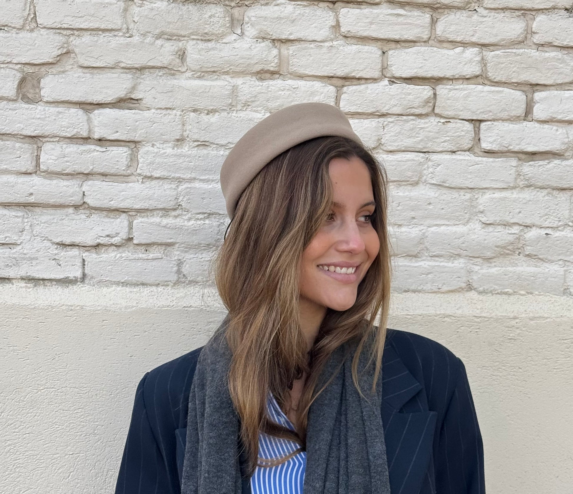 casquete, pillbox, lana, tocado, camel, invitada, marcela & co