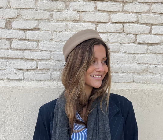 casquete, pillbox, lana, tocado, camel, invitada, marcela & co