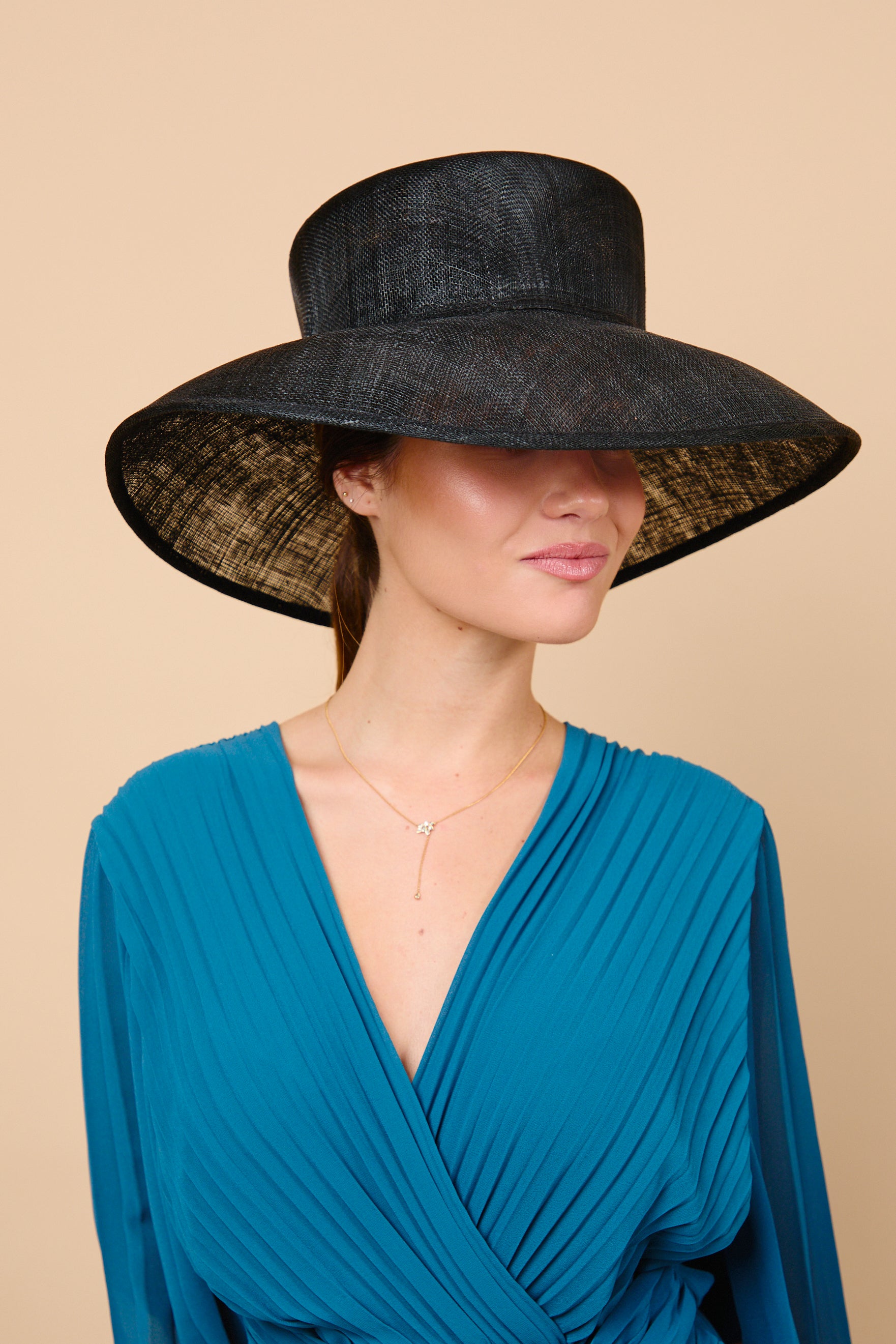 pamela, audrey, negra, acampanada, sinamay, marcela & co