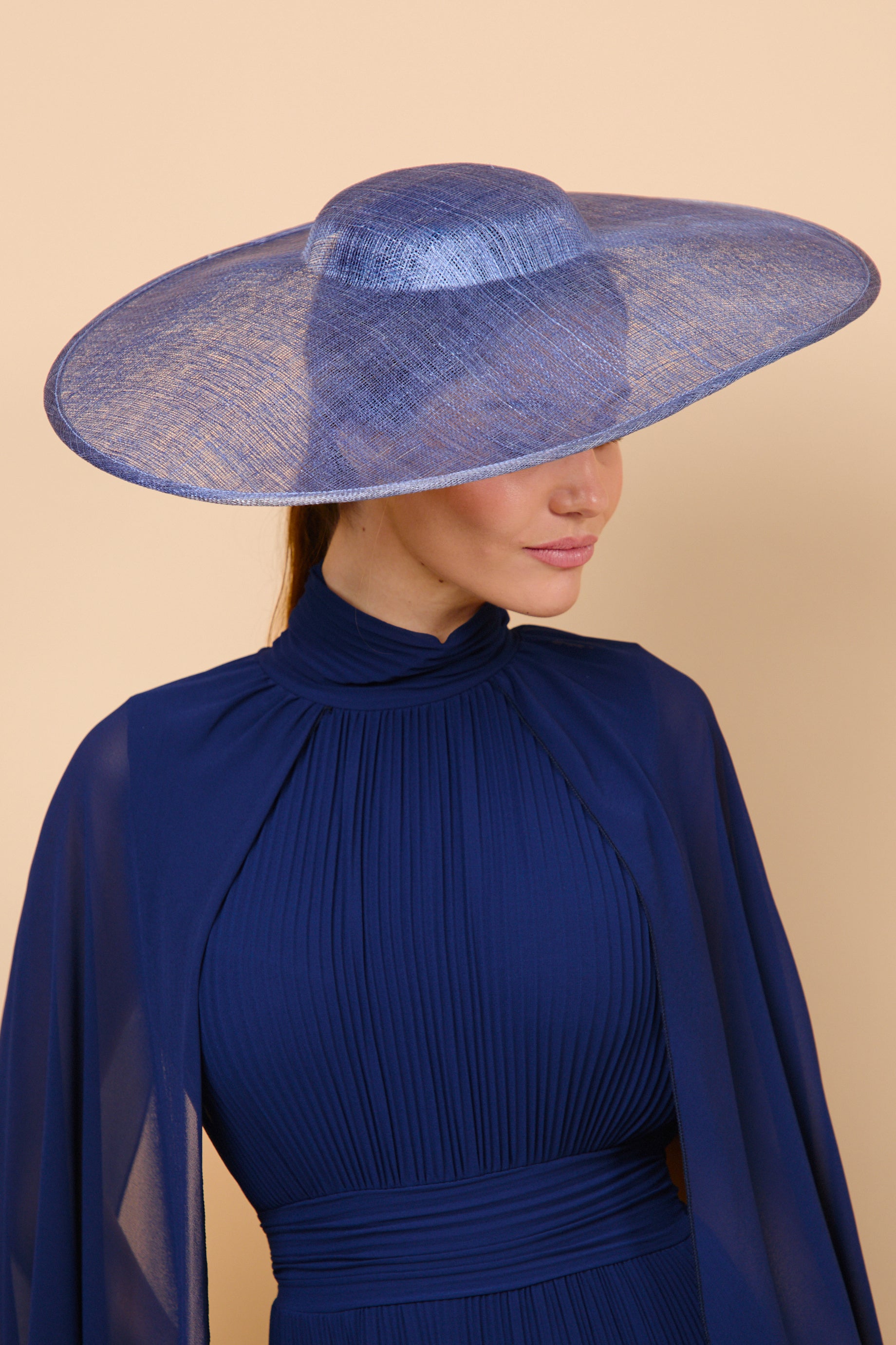 pamela, azul, sinamay, invitada, boda, marcela and co