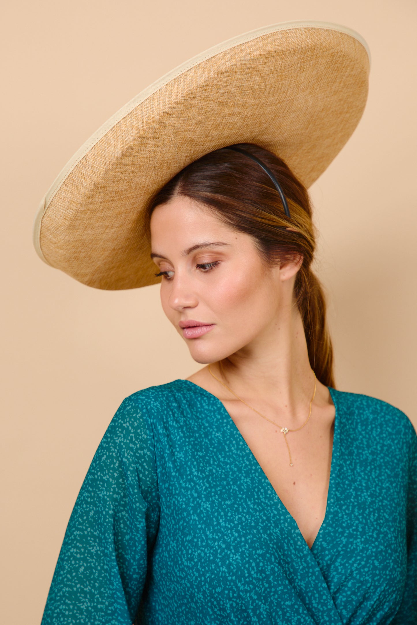 pamela, beige, amalia, invitada, boda, marcela and co