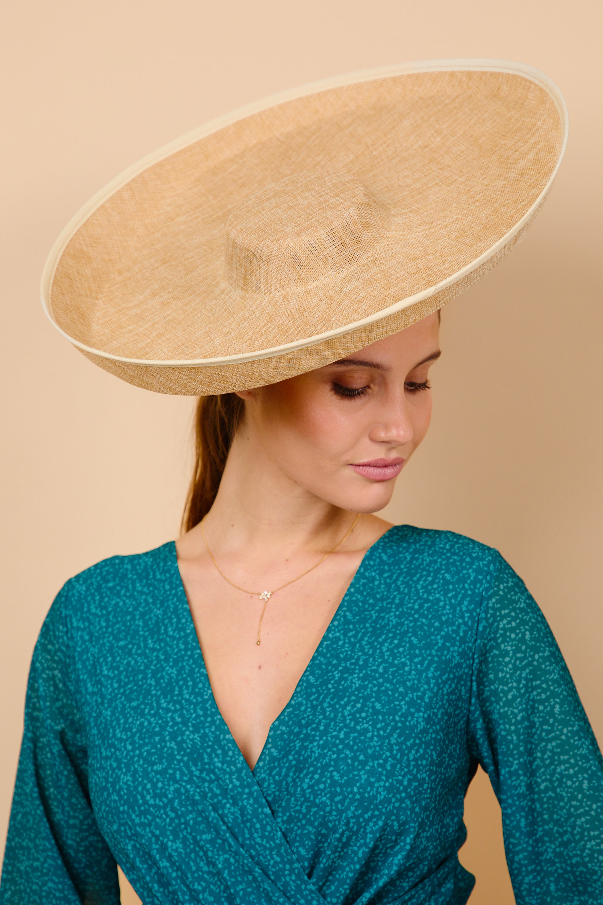 pamela, beige, holanda, invitada, boda, marcelaandco