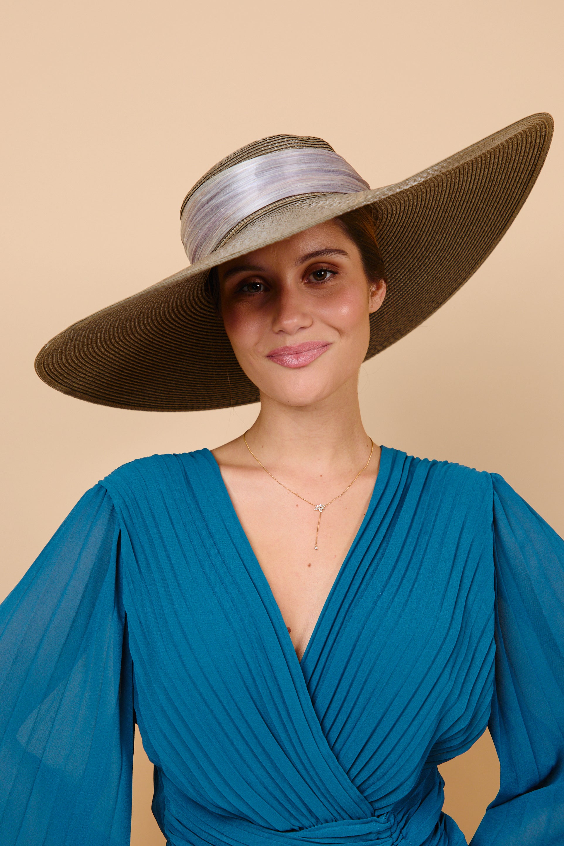 pamela, grande, verde, invitada, boda, marcela & co