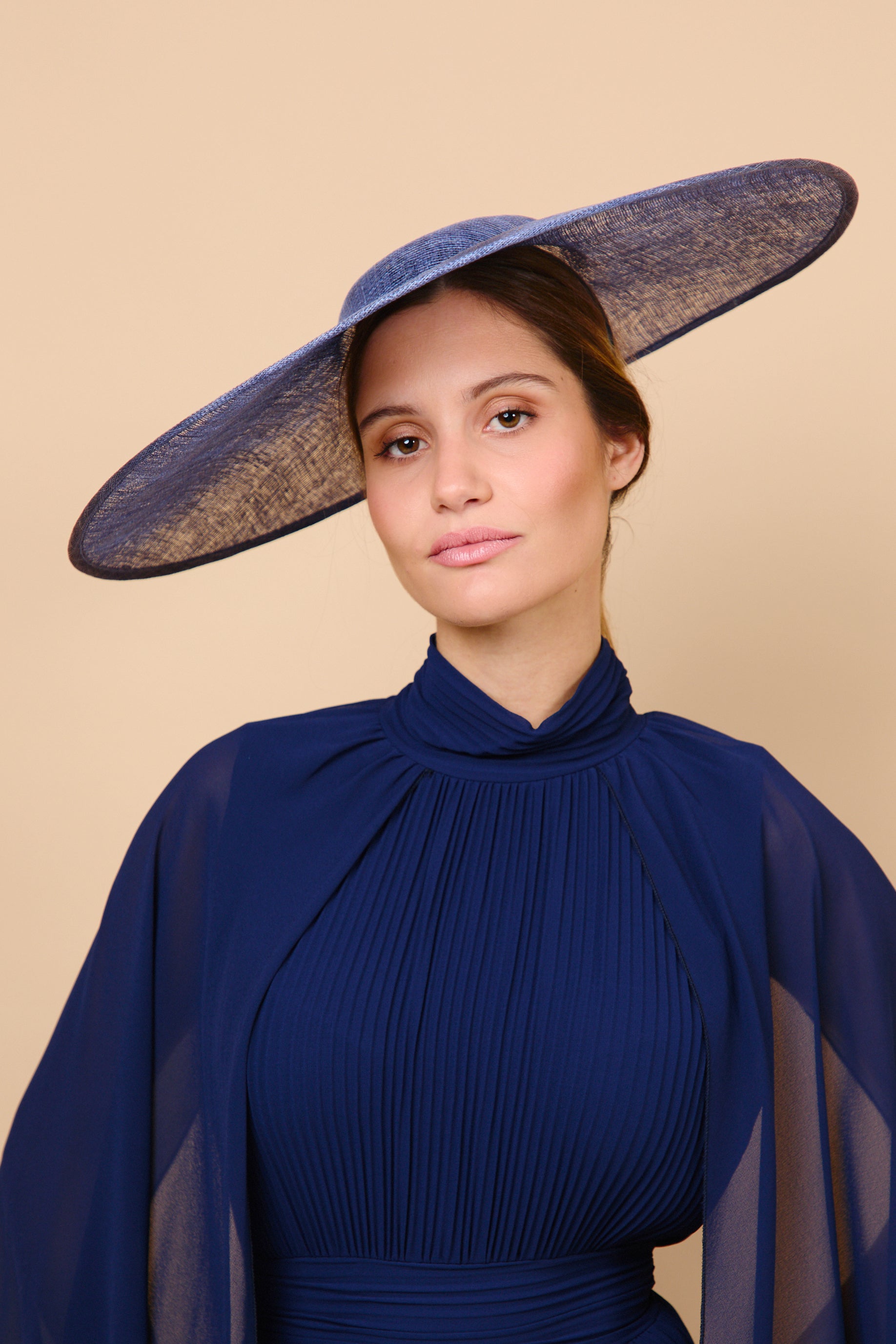 pamela, invitada de boda, azul klein, marcela & co