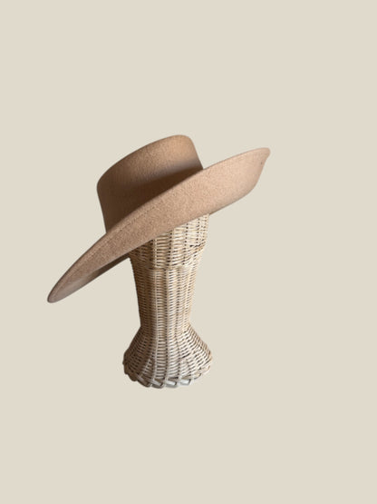 pamela, lana, camel, invitada, boda, holanda, marcela & co