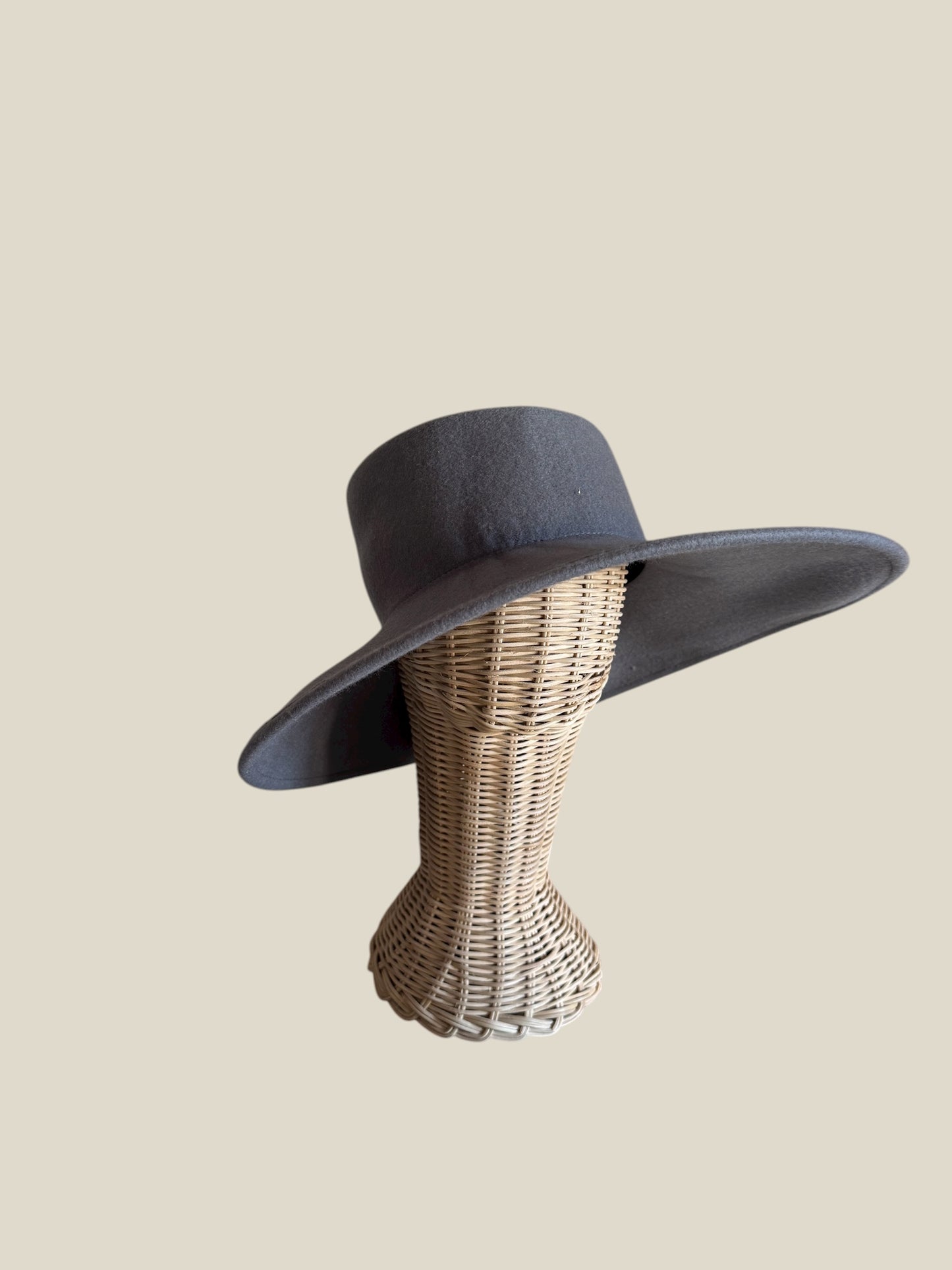 pamela, lana, gris, invitada, boda, holanda, marcela and co