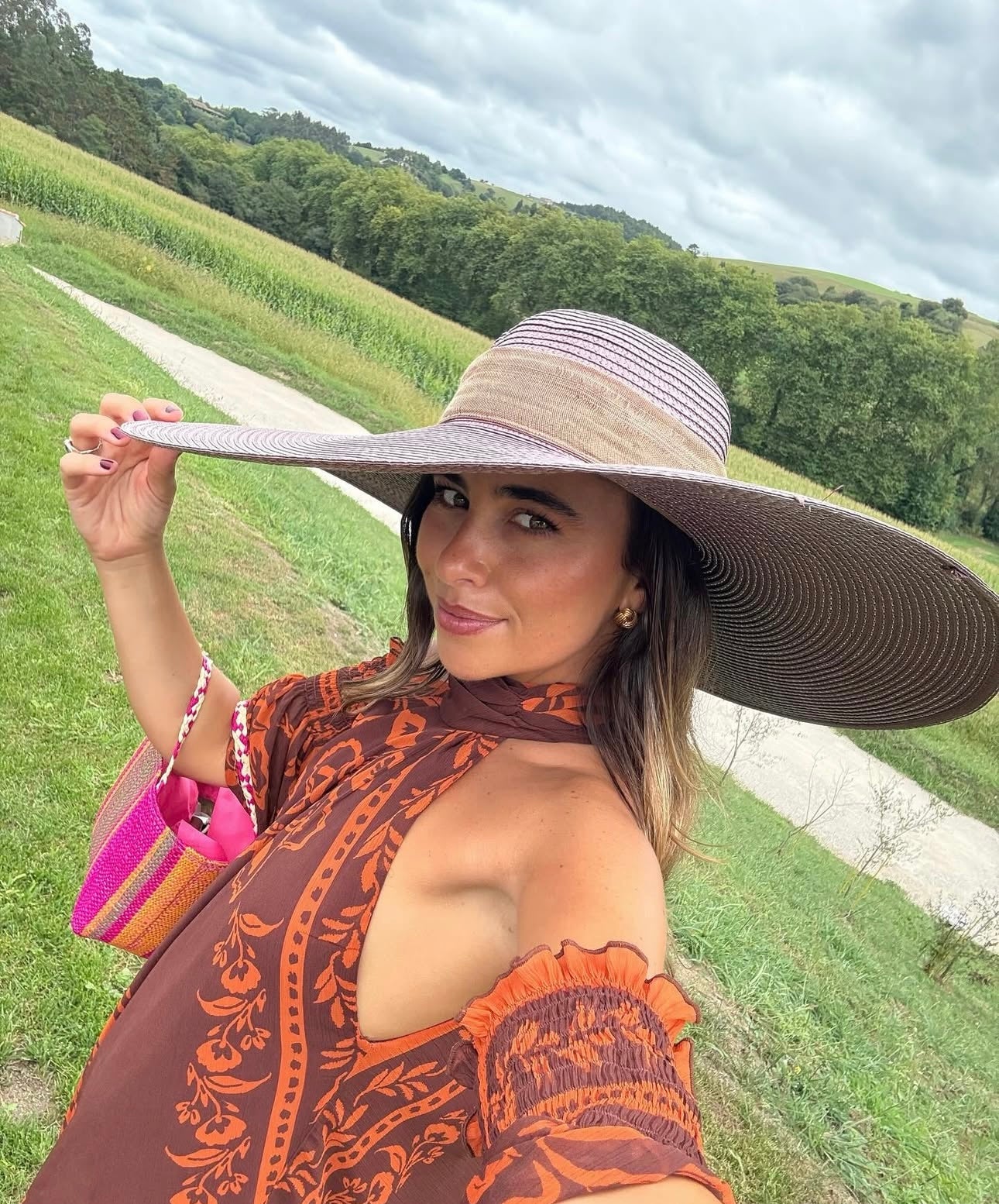 pamela, invitada de boda, grande, marron, chocolate, marcela & co