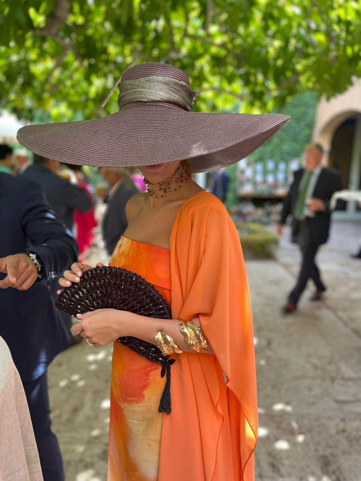 pamela, invitada de boda, grande, marron, chocolate, marcela & co