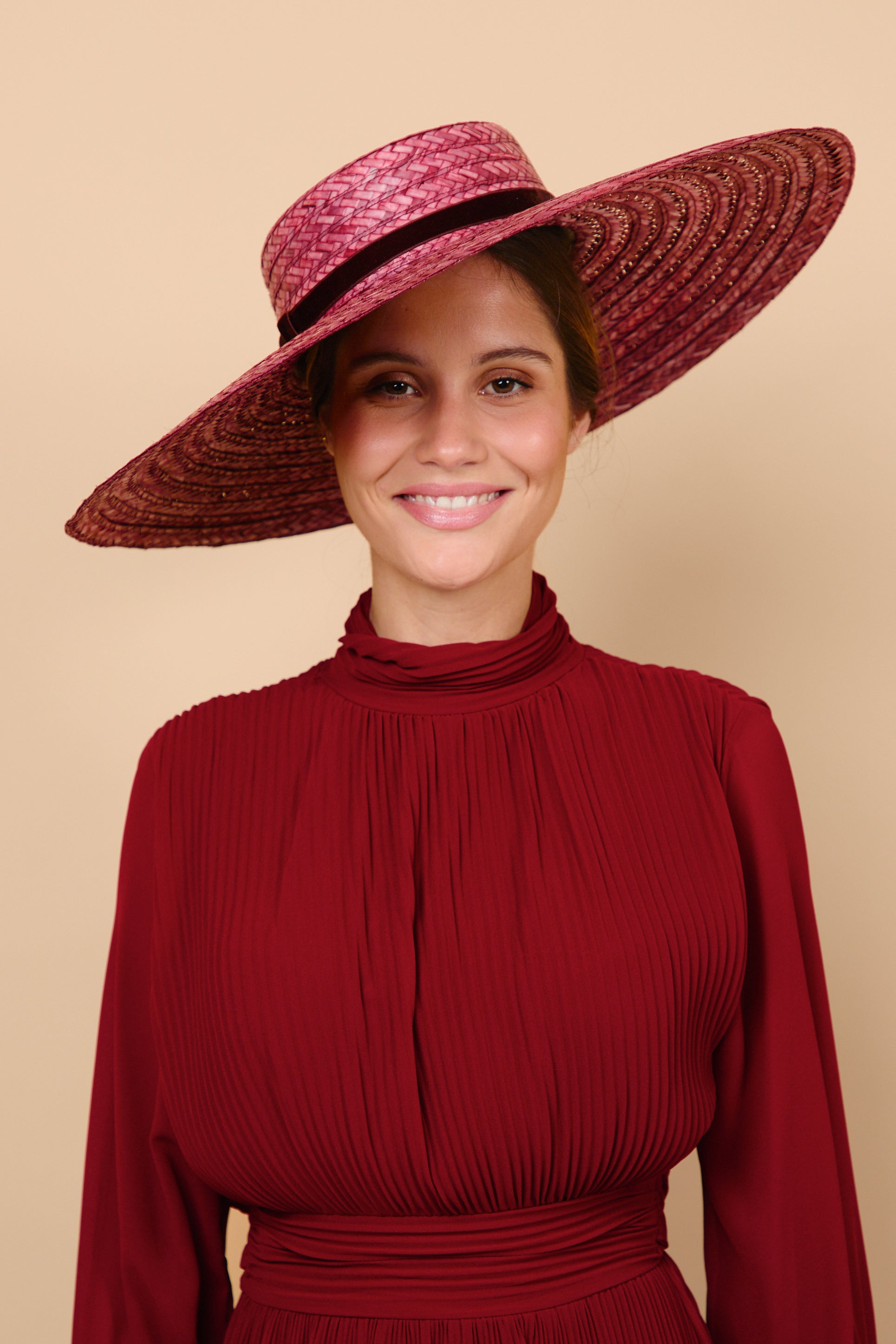 pamela, maxi canotier, paja, vino, invitada, boda, marcela and co