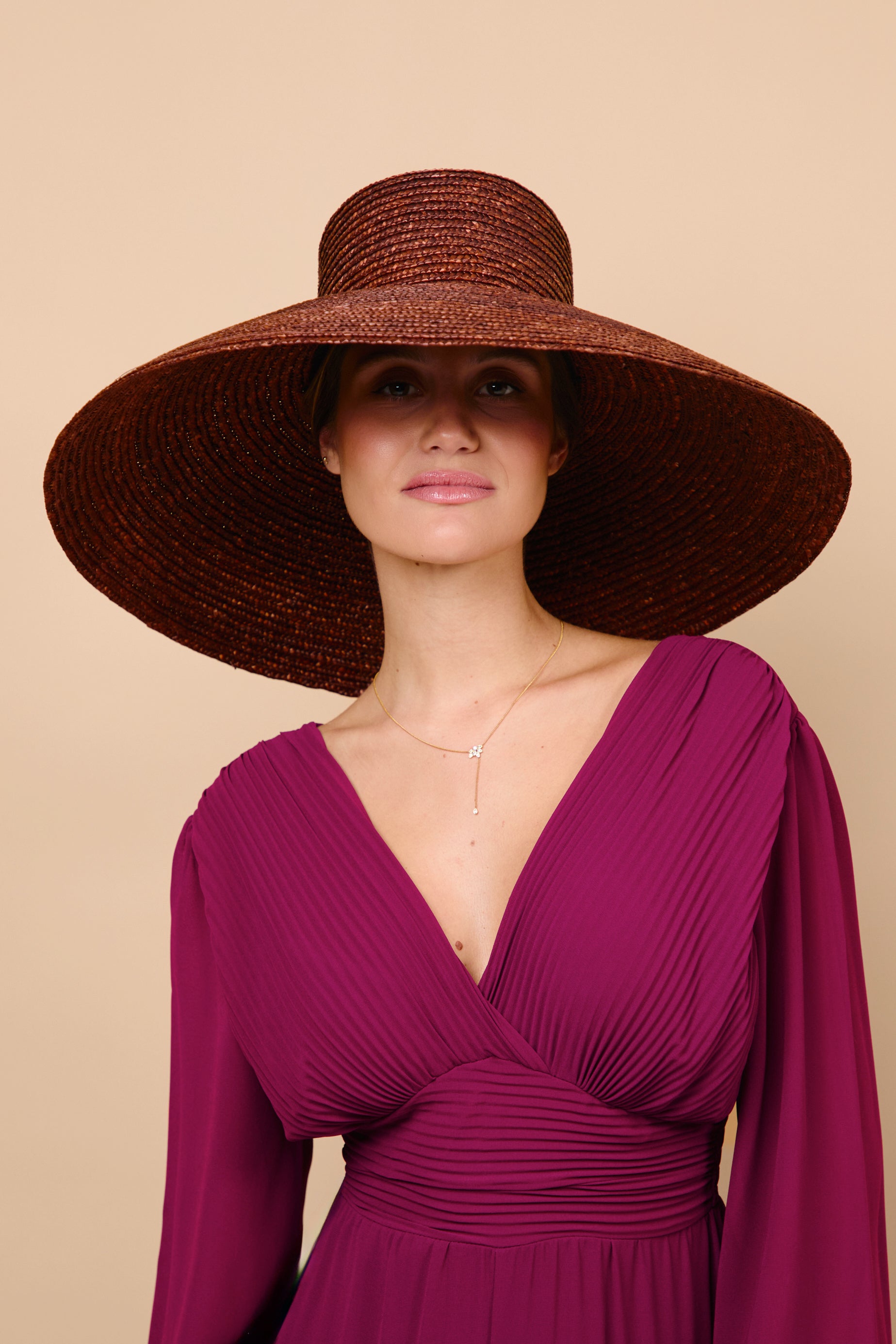 pamela, paja, marron, acampanada, invitada, boda, marcela and co