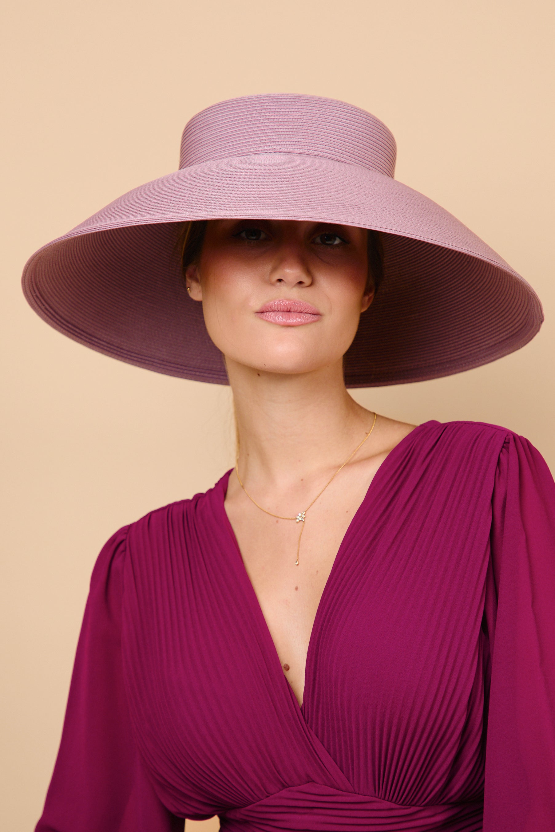 pamela, rosa, acampanada, invitada, boda, marcela and co